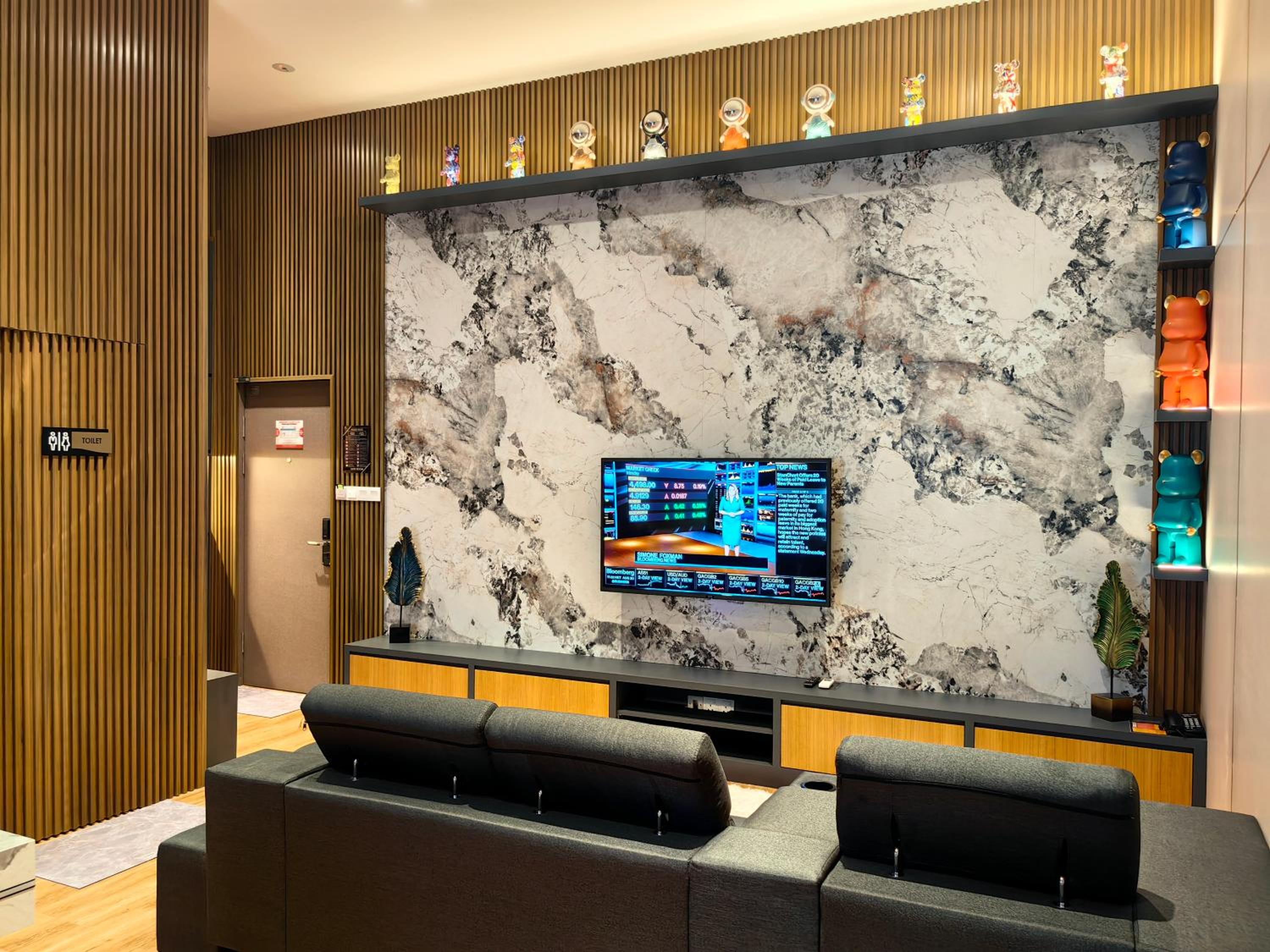 Suite - Photo 1