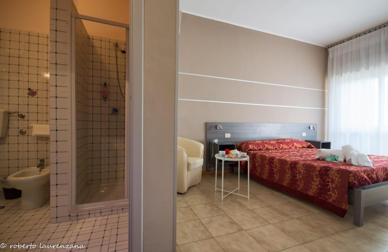 Double or Twin Room with Balcony - Photo 2