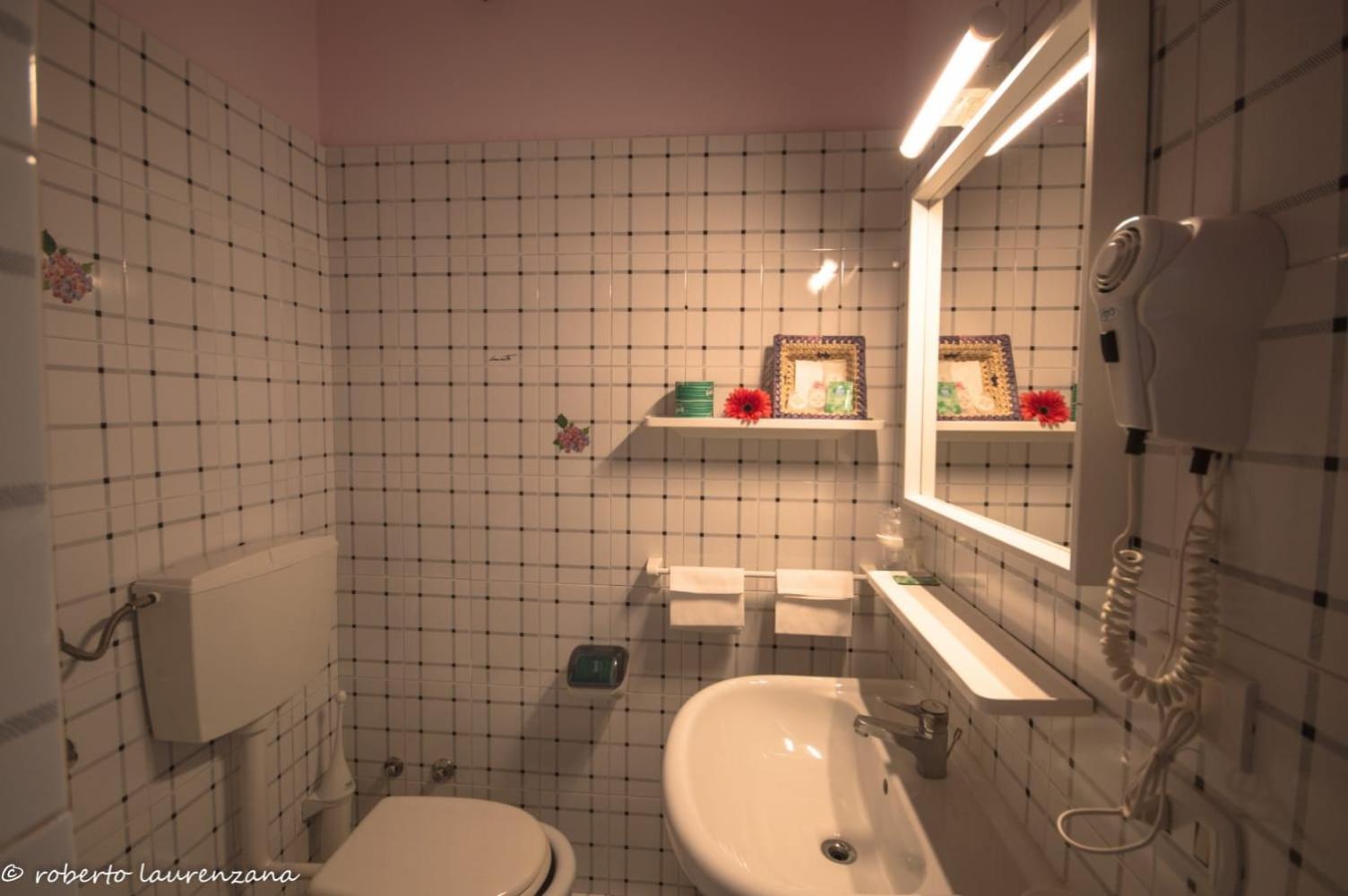 Double or Twin Room with Balcony - Photo 3