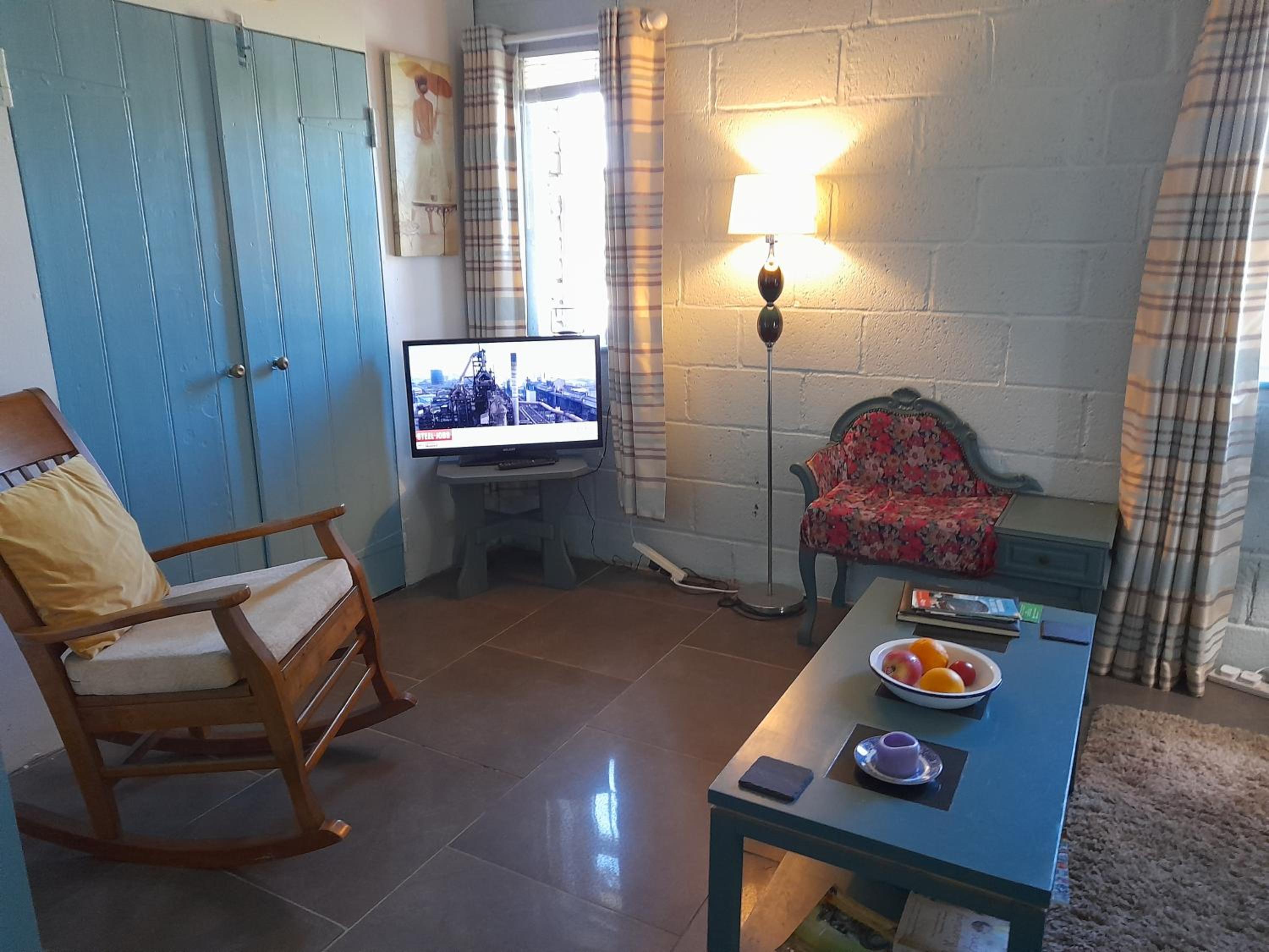 One-Bedroom House - Photo 2