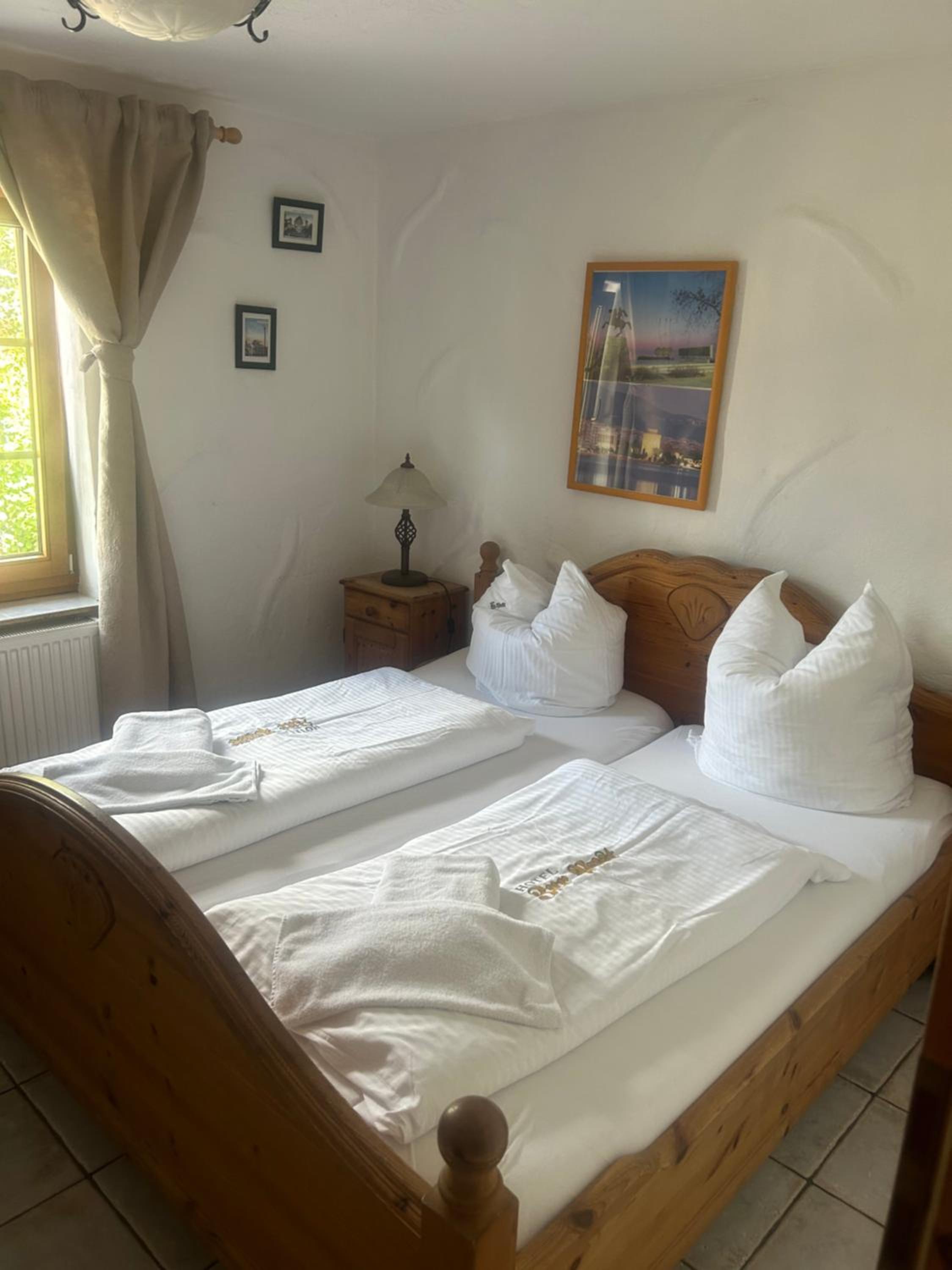 Budget Double Room - Photo 9