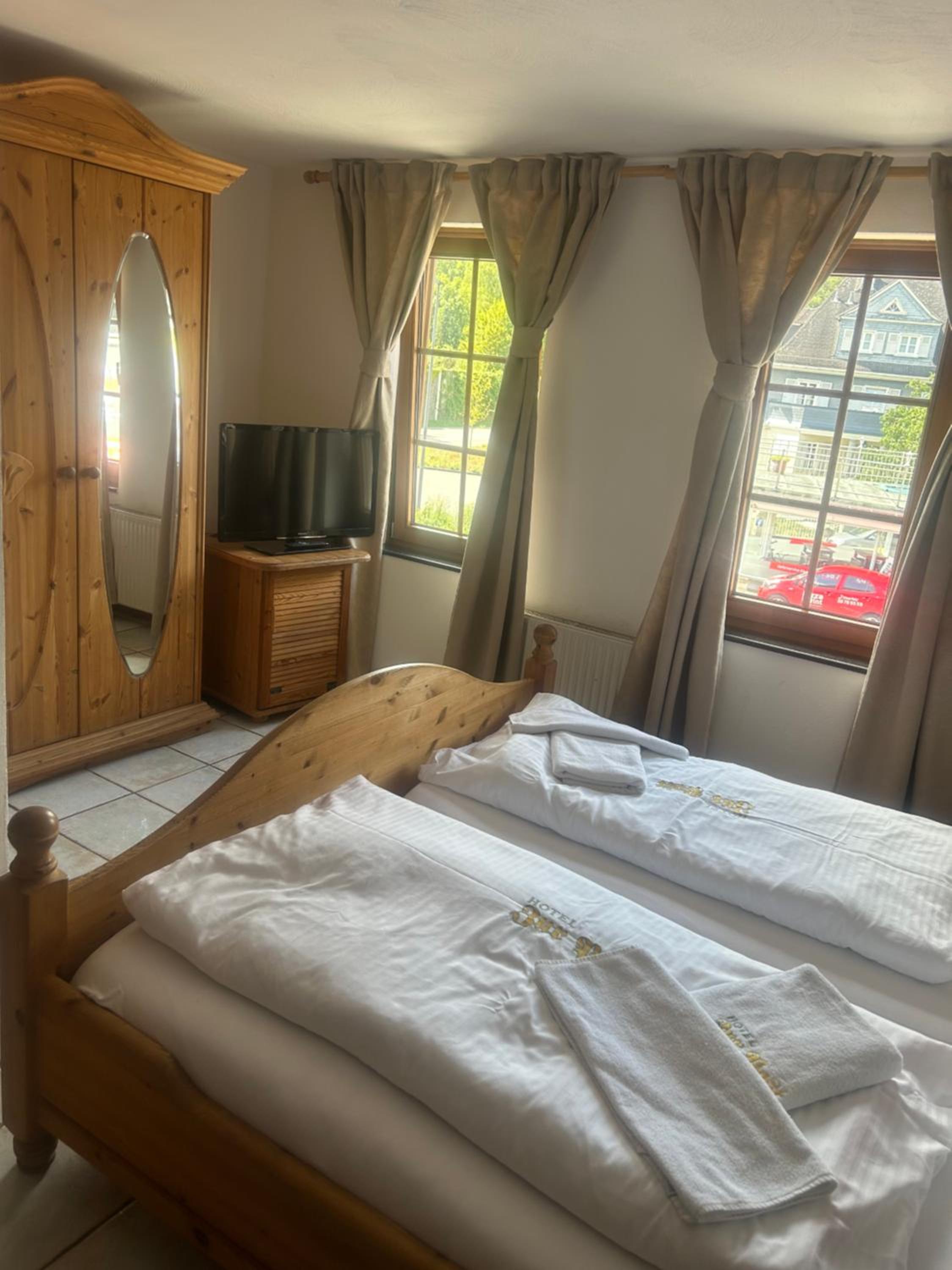 Standard Double Room - Photo 11