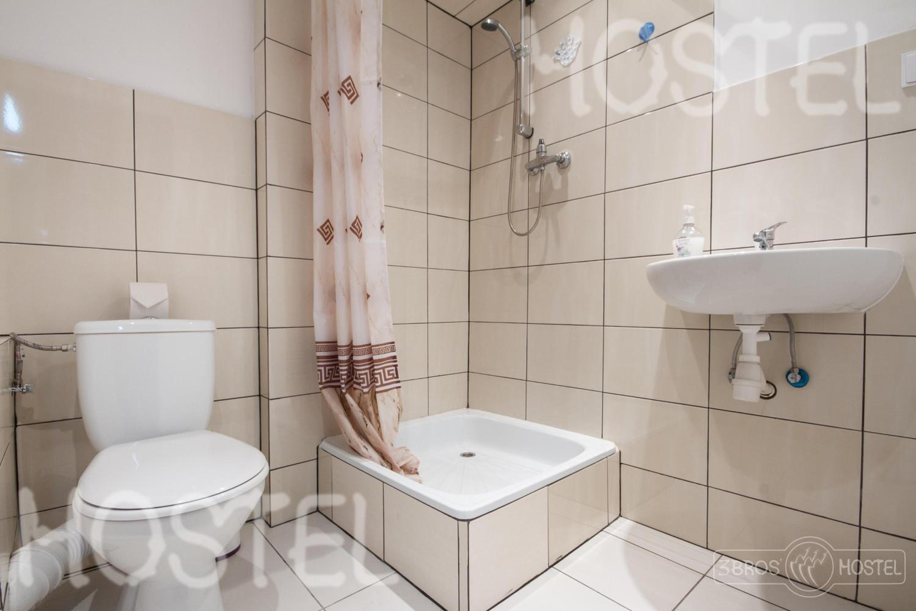 Classic Double or Twin Room with Shower - Photo 3