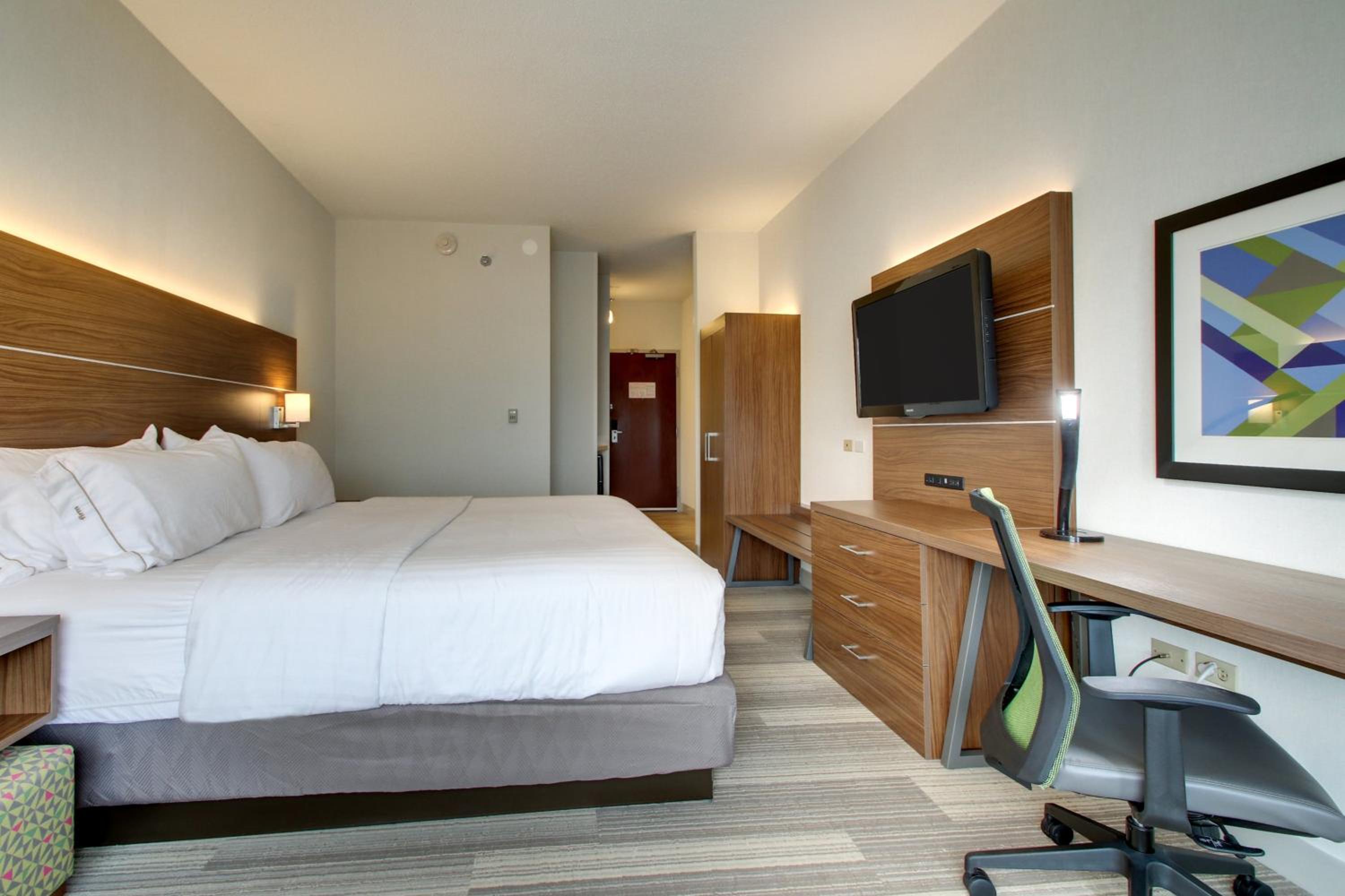 King Room - Hearing Accessible - Roll-in Shower
