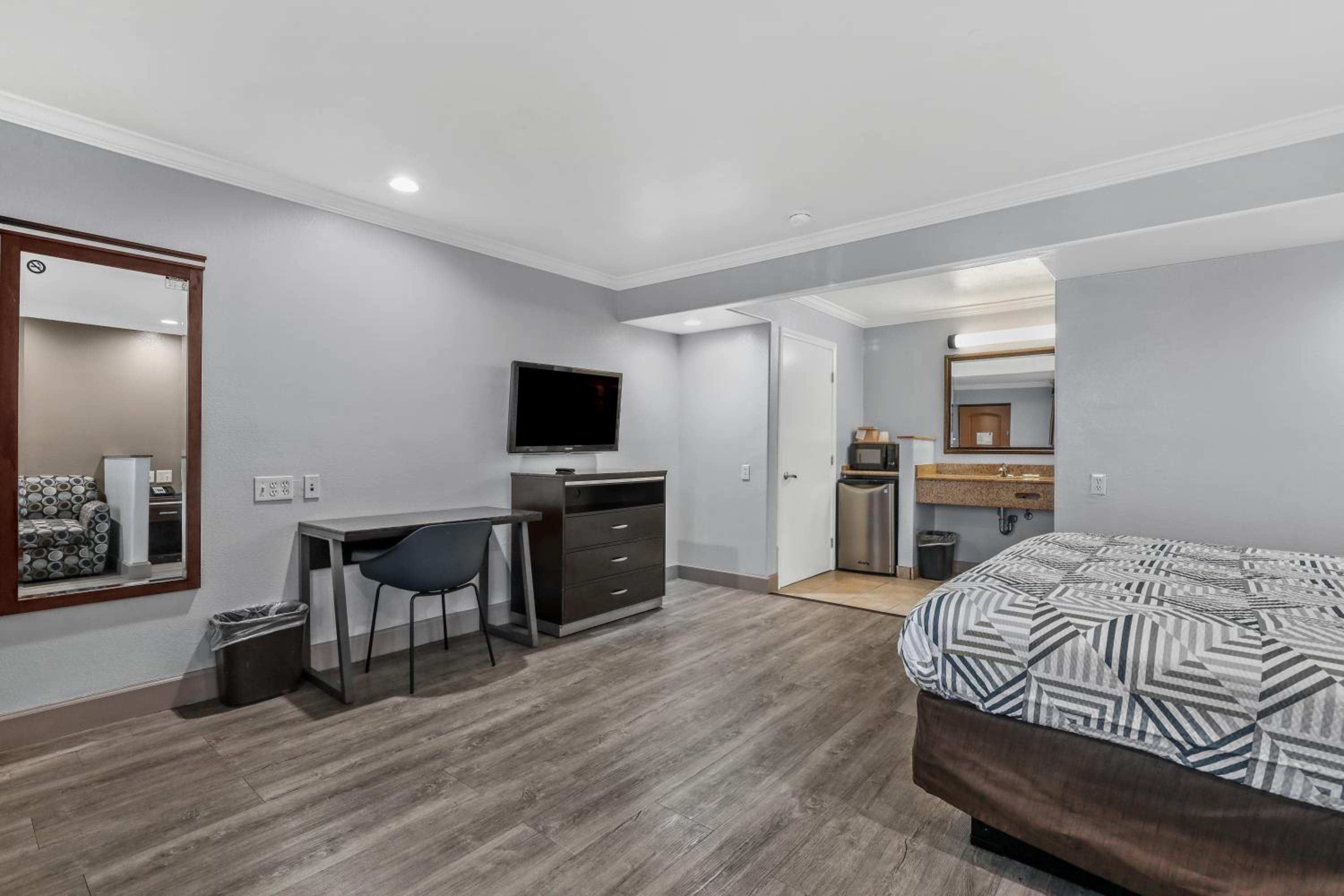 Deluxe King Suite - Photo 7