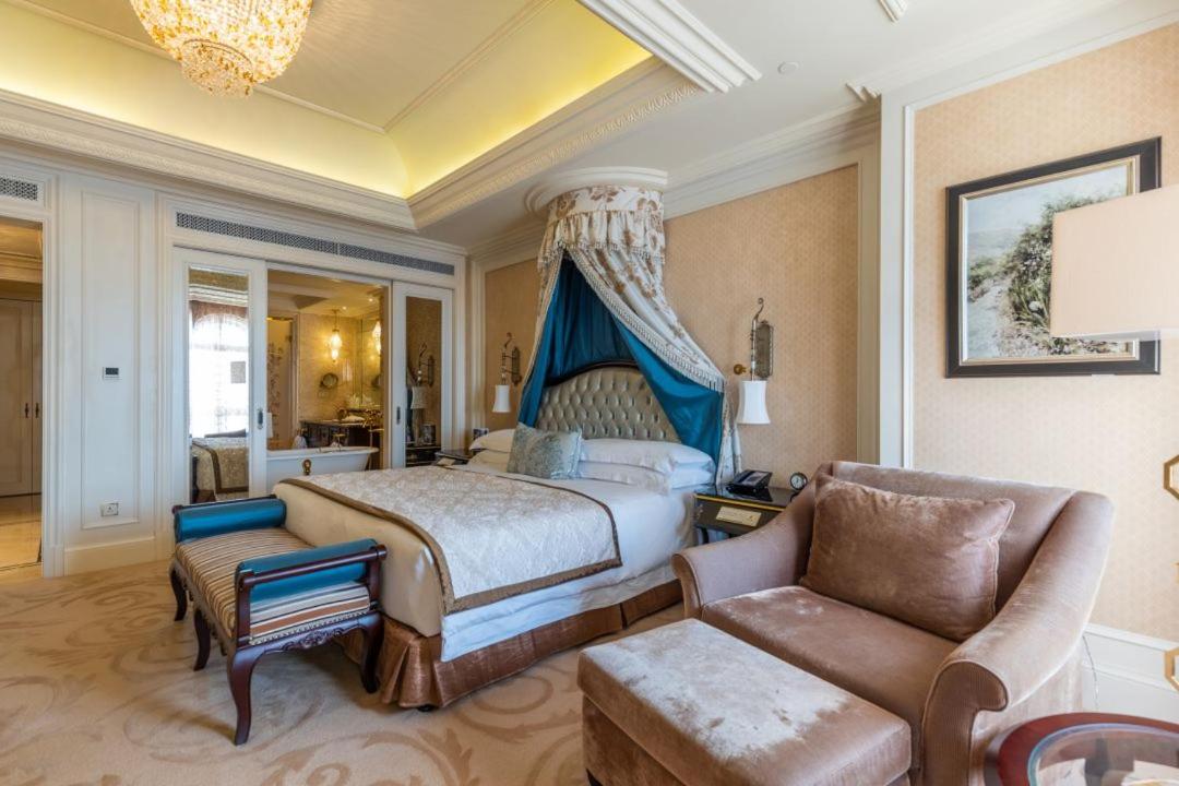 Noble Suite
