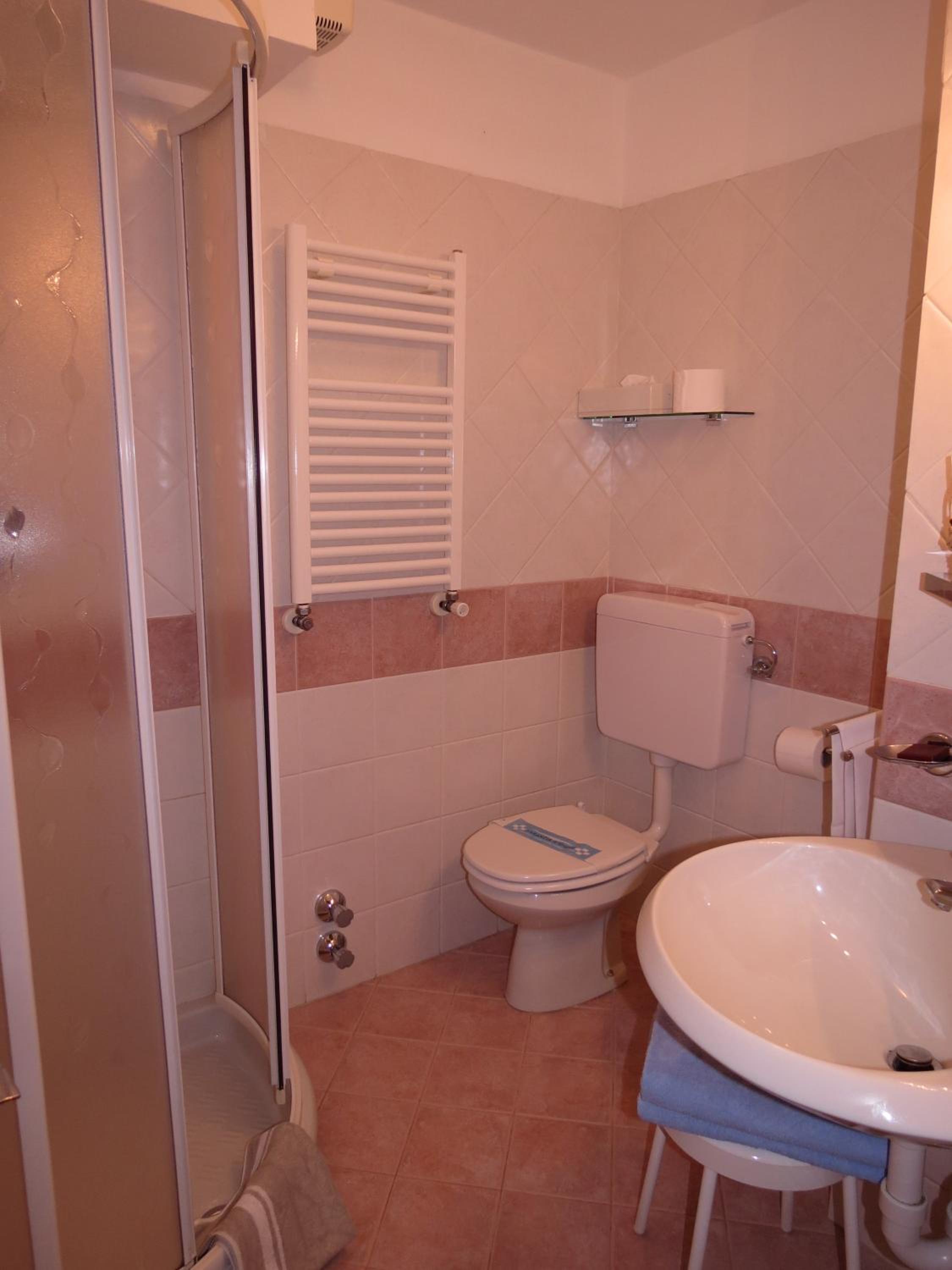 Twin Room with Shower photo 3