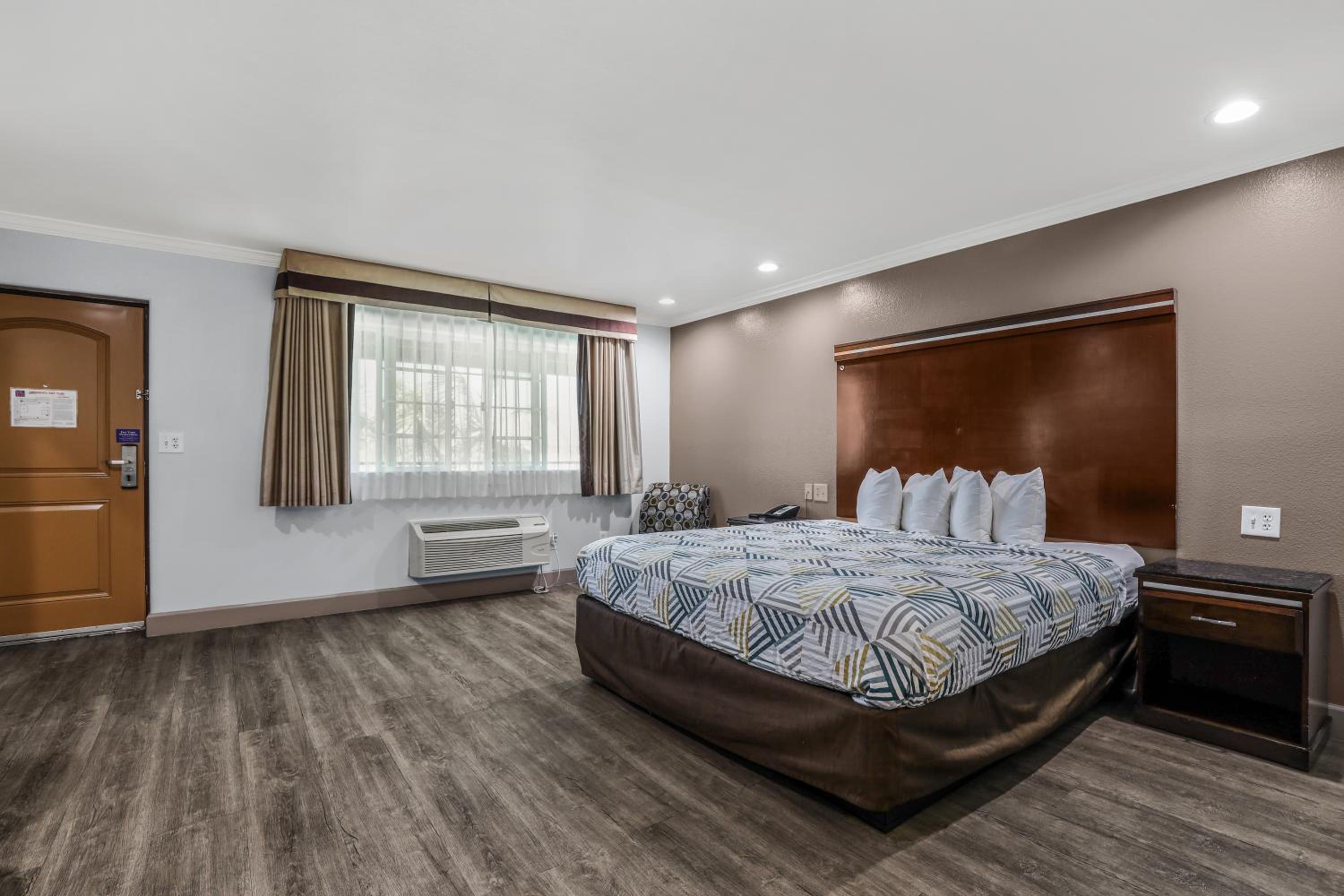 Deluxe King Room - Non-Smoking - Photo 5