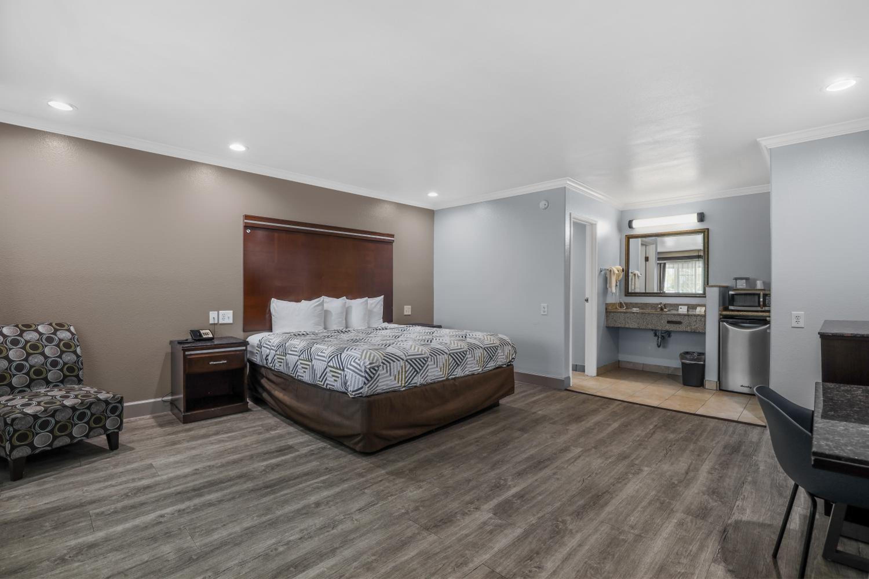 Deluxe King Room - Non-Smoking - Photo 2