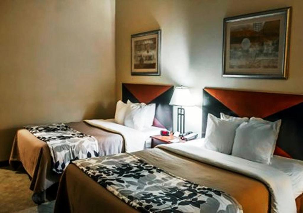 Queen Room with Two Queen Beds - Non-Smoking - Photo 1