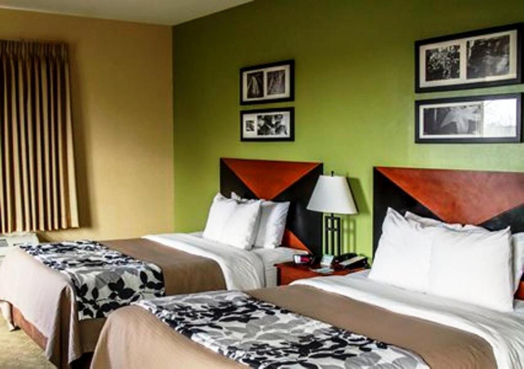 Queen Room with Two Queen Beds - Non-Smoking - Photo 2