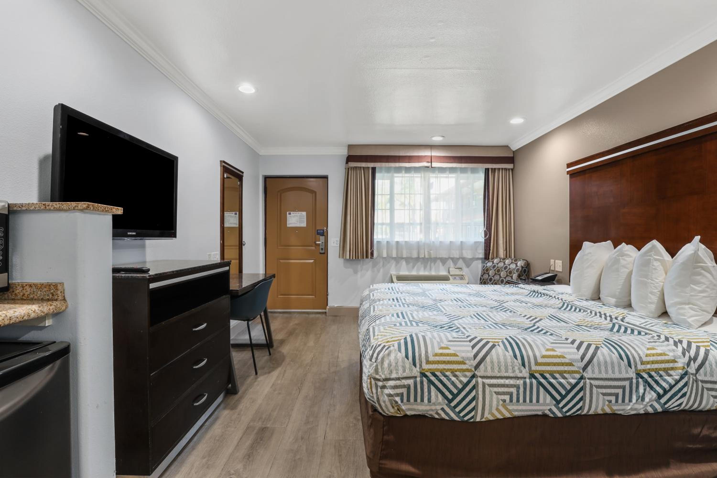 King Room with Roll-in Shower - Disability Access - Non-Smoking - Photo 4