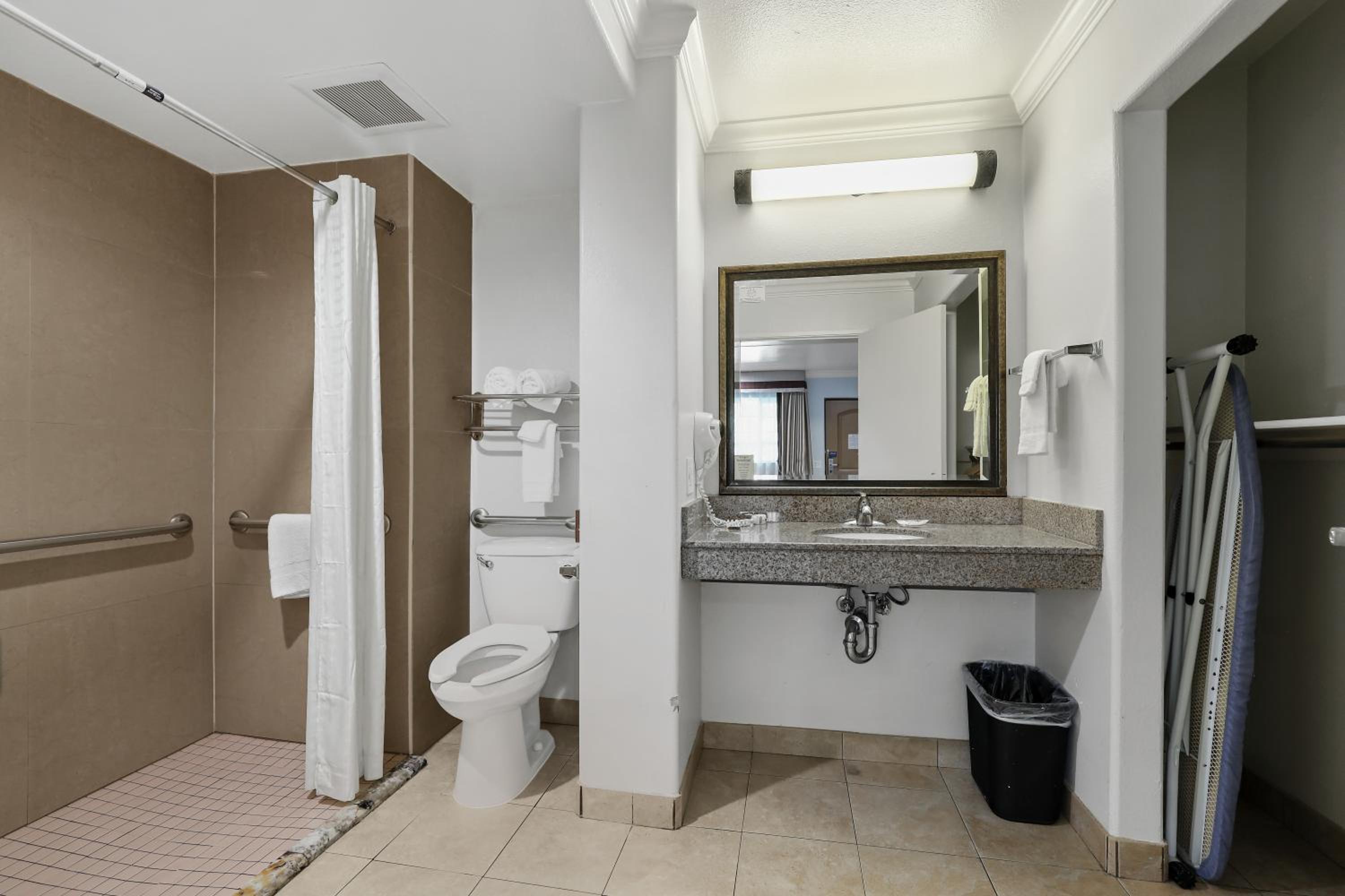 King Room with Roll-in Shower - Disability Access - Non-Smoking - Photo 5