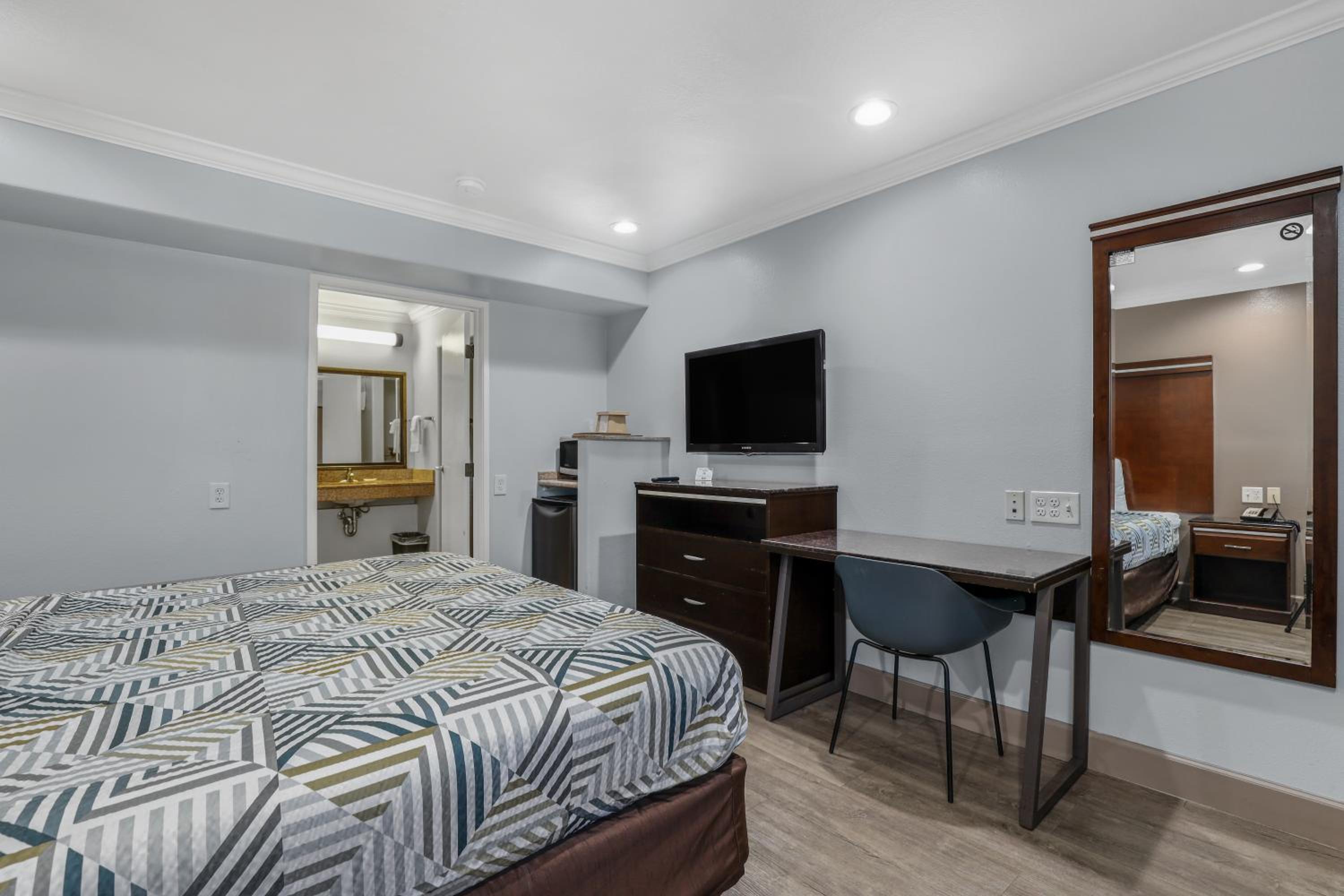 King Room with Roll-in Shower - Disability Access - Non-Smoking - Photo 2