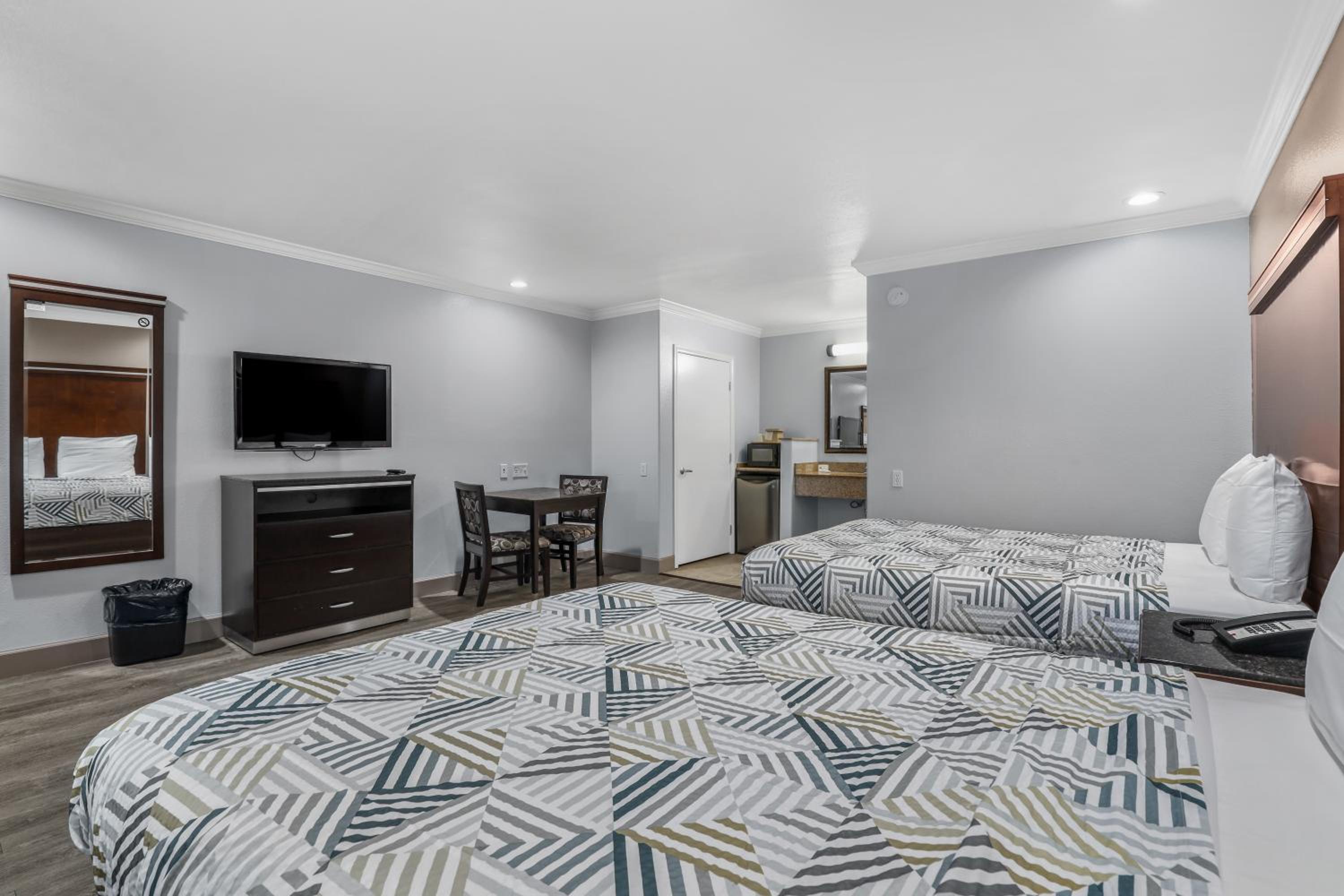 Deluxe Quadruple Room - Non-Smoking - Photo 8