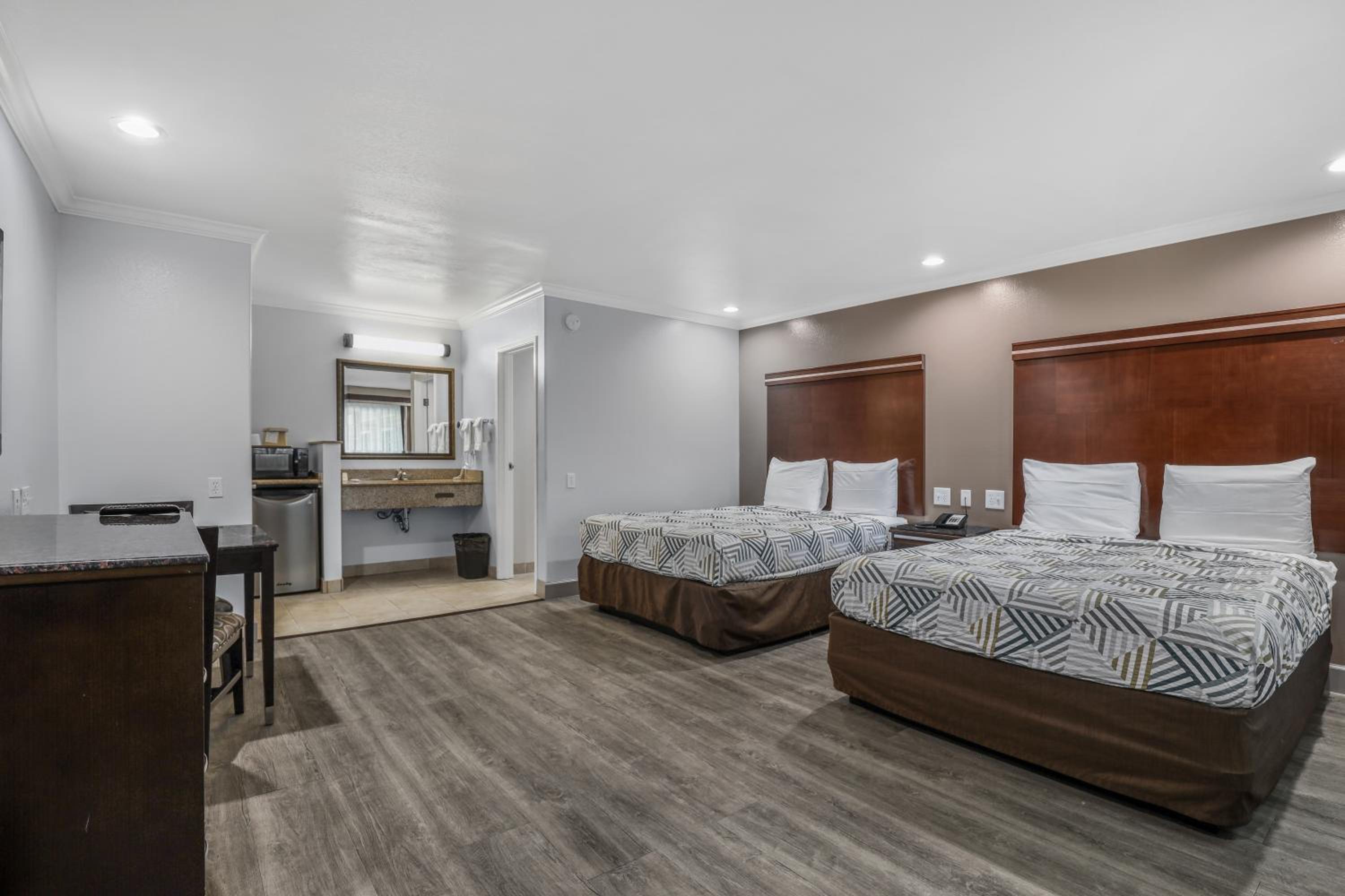 Deluxe Quadruple Room - Non-Smoking - Photo 2