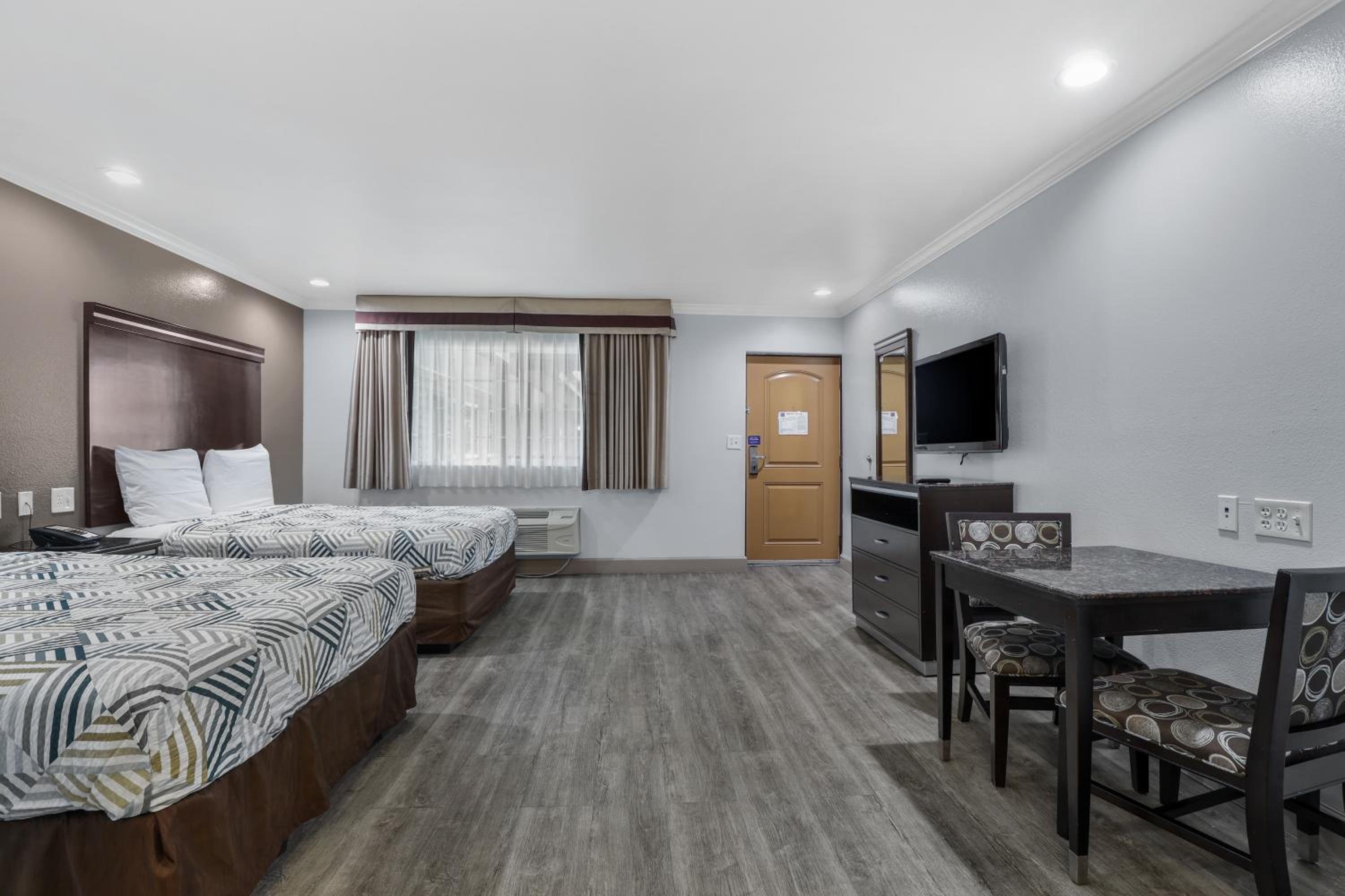 Deluxe Quadruple Room - Non-Smoking - Photo 3