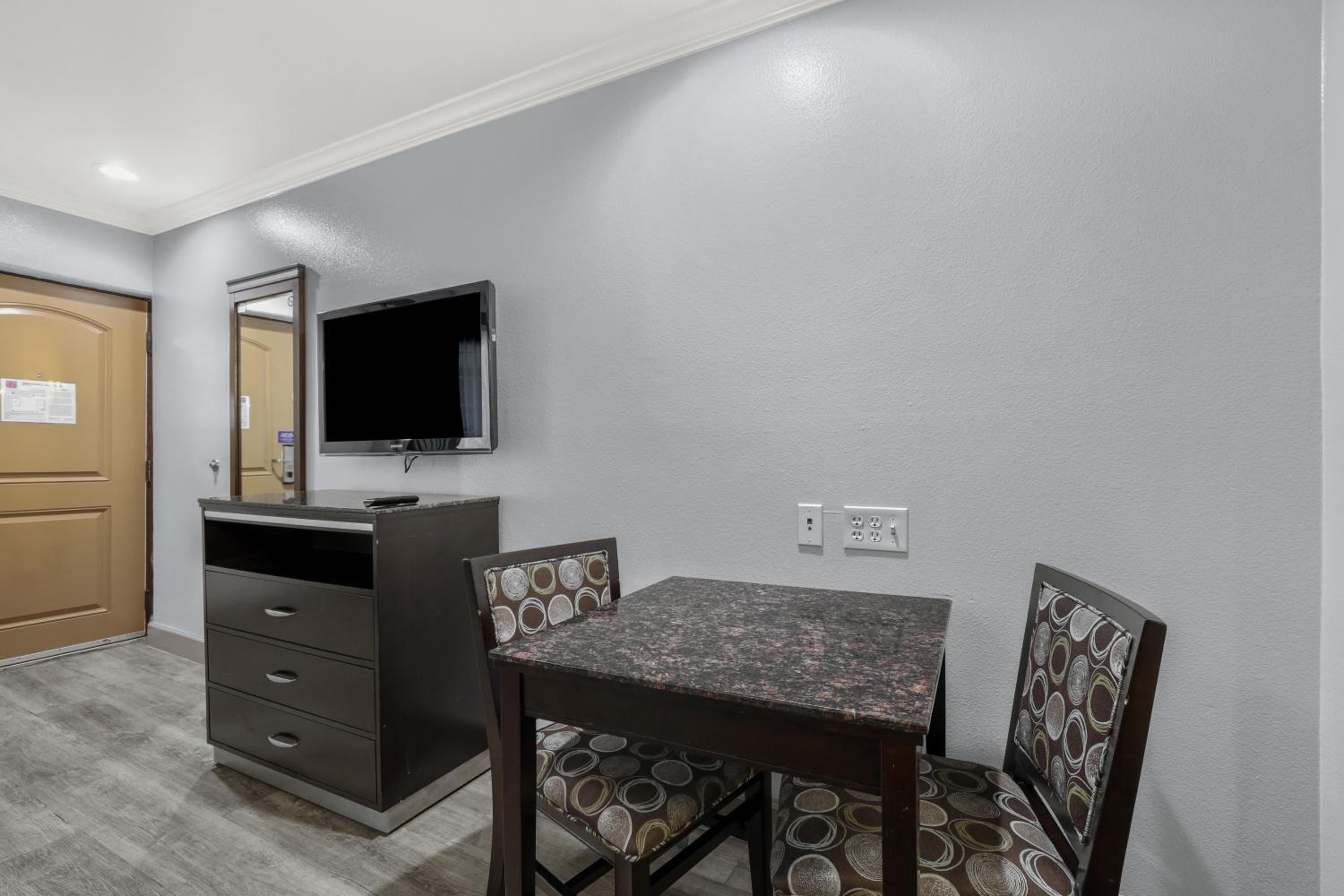 Deluxe Quadruple Room - Non-Smoking - Photo 6