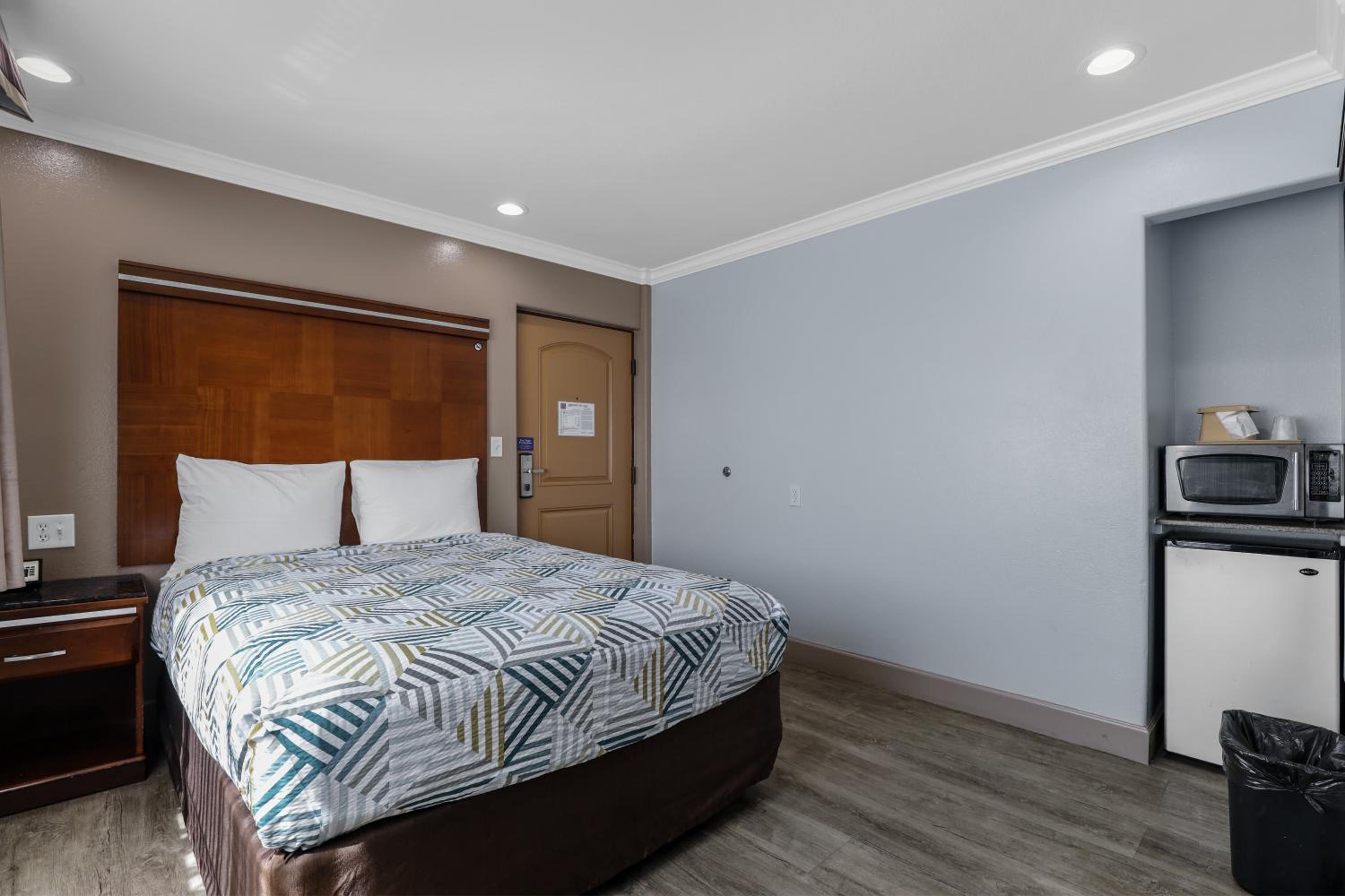 Deluxe Suite - Photo 14