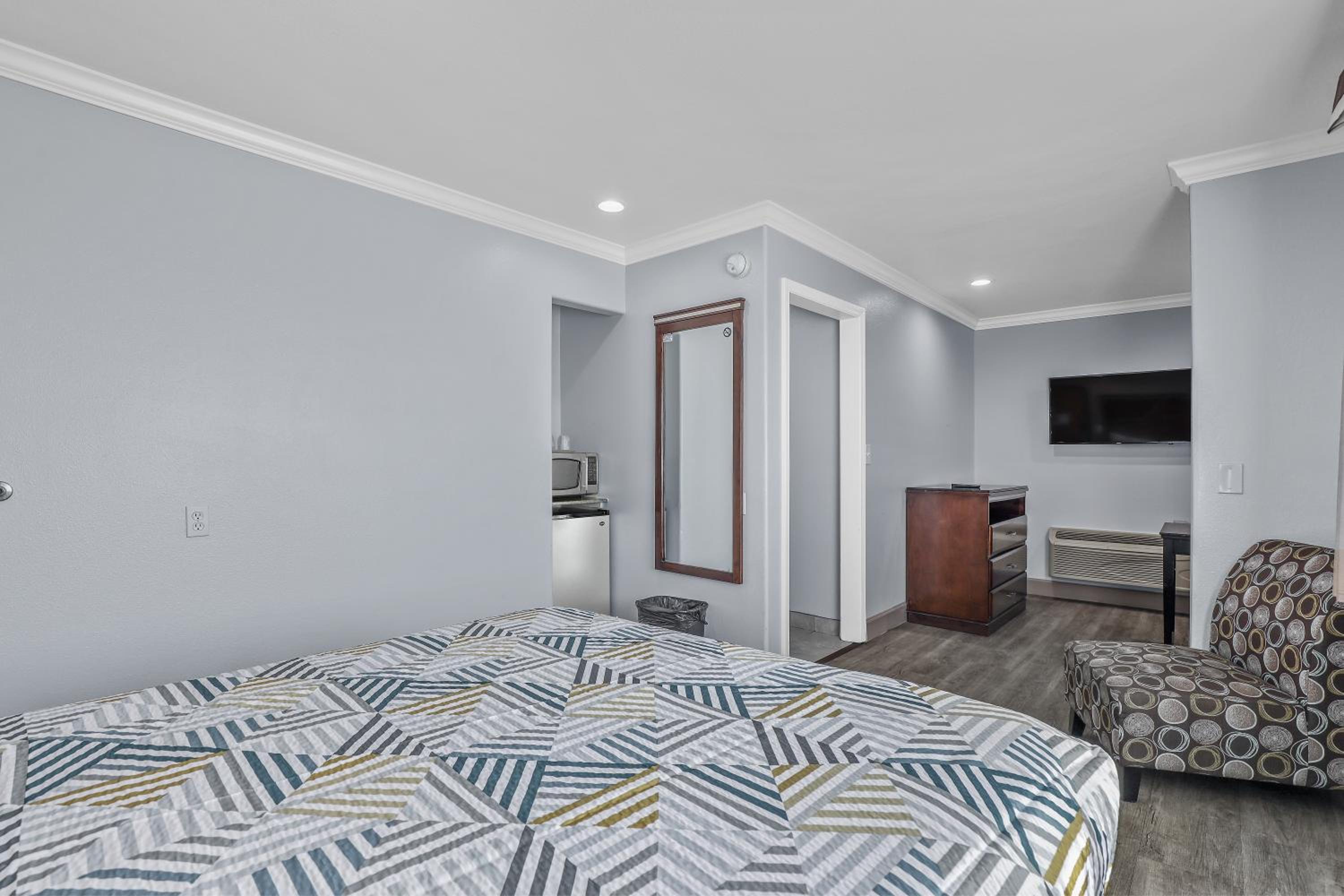 Deluxe Suite - Photo 12