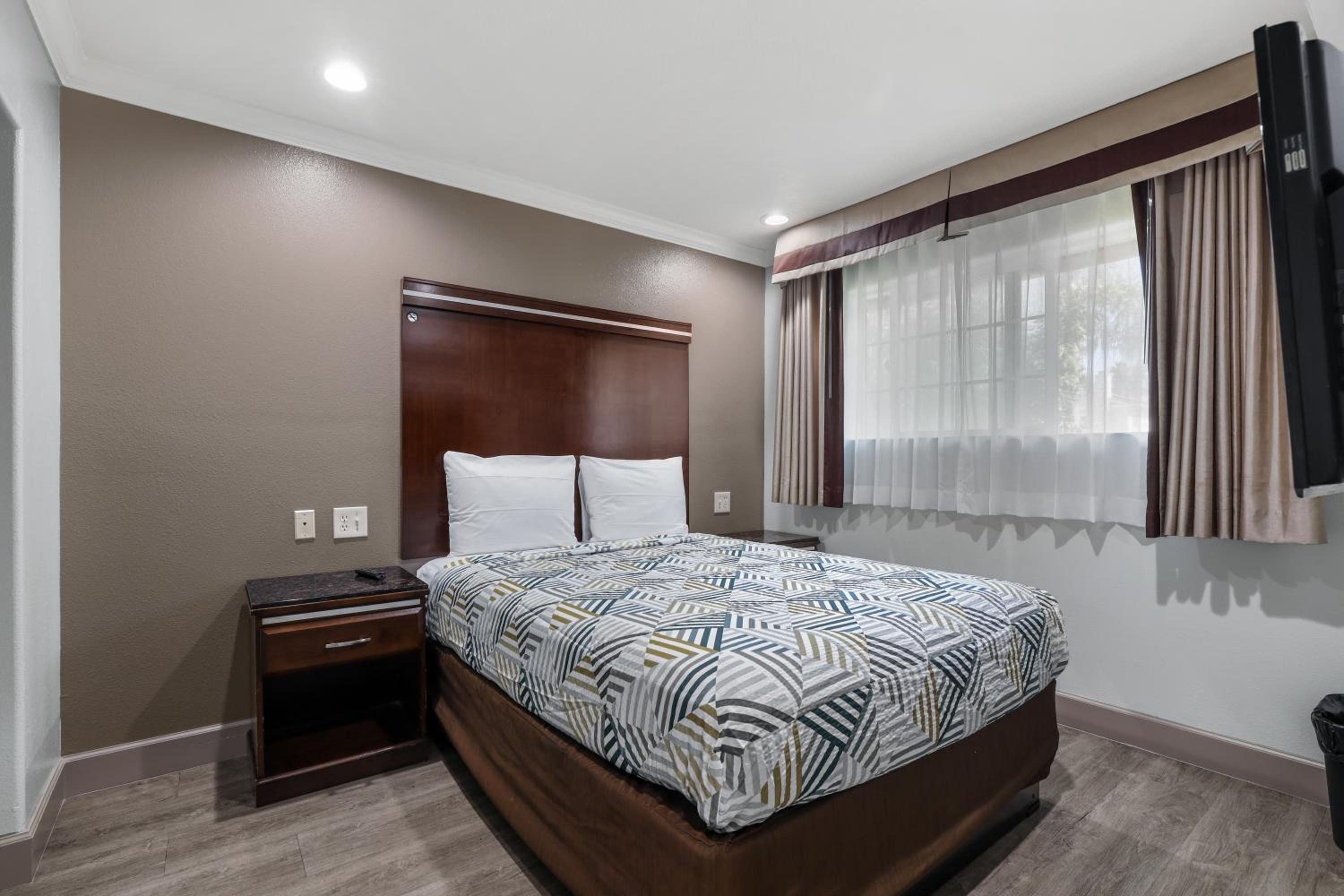 Deluxe Suite - Photo 3