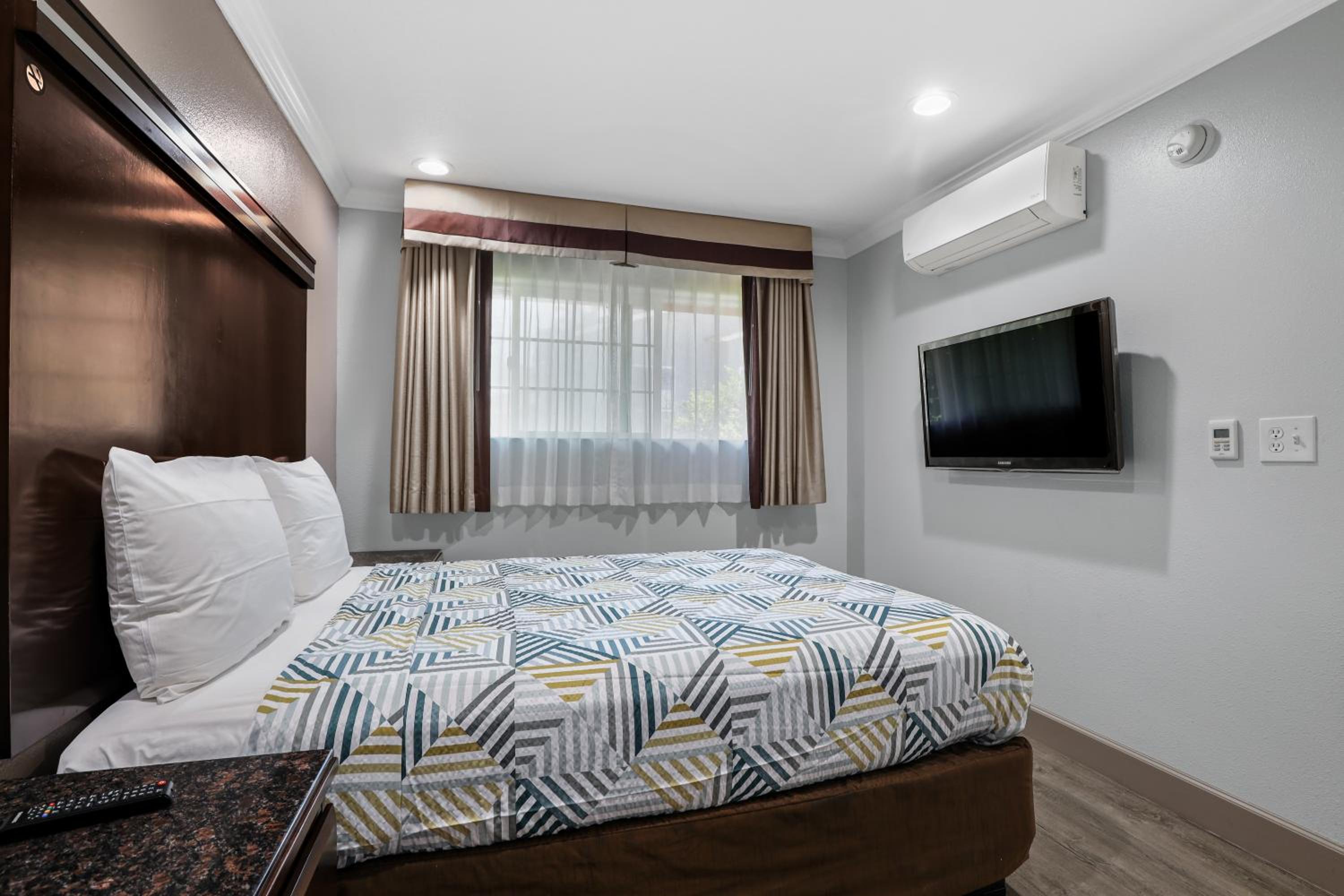Deluxe Suite - Photo 6