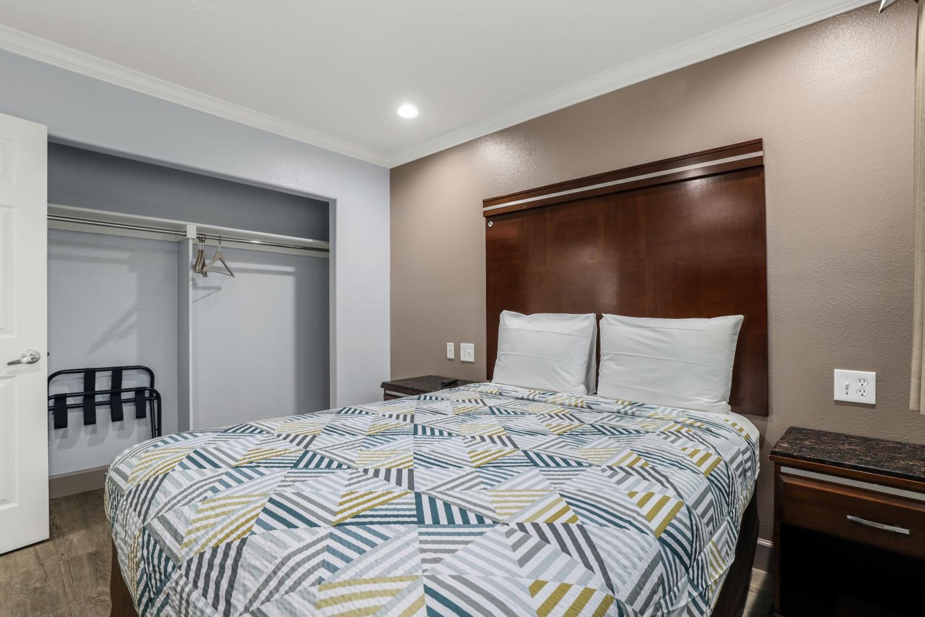 Deluxe Suite - Photo 7