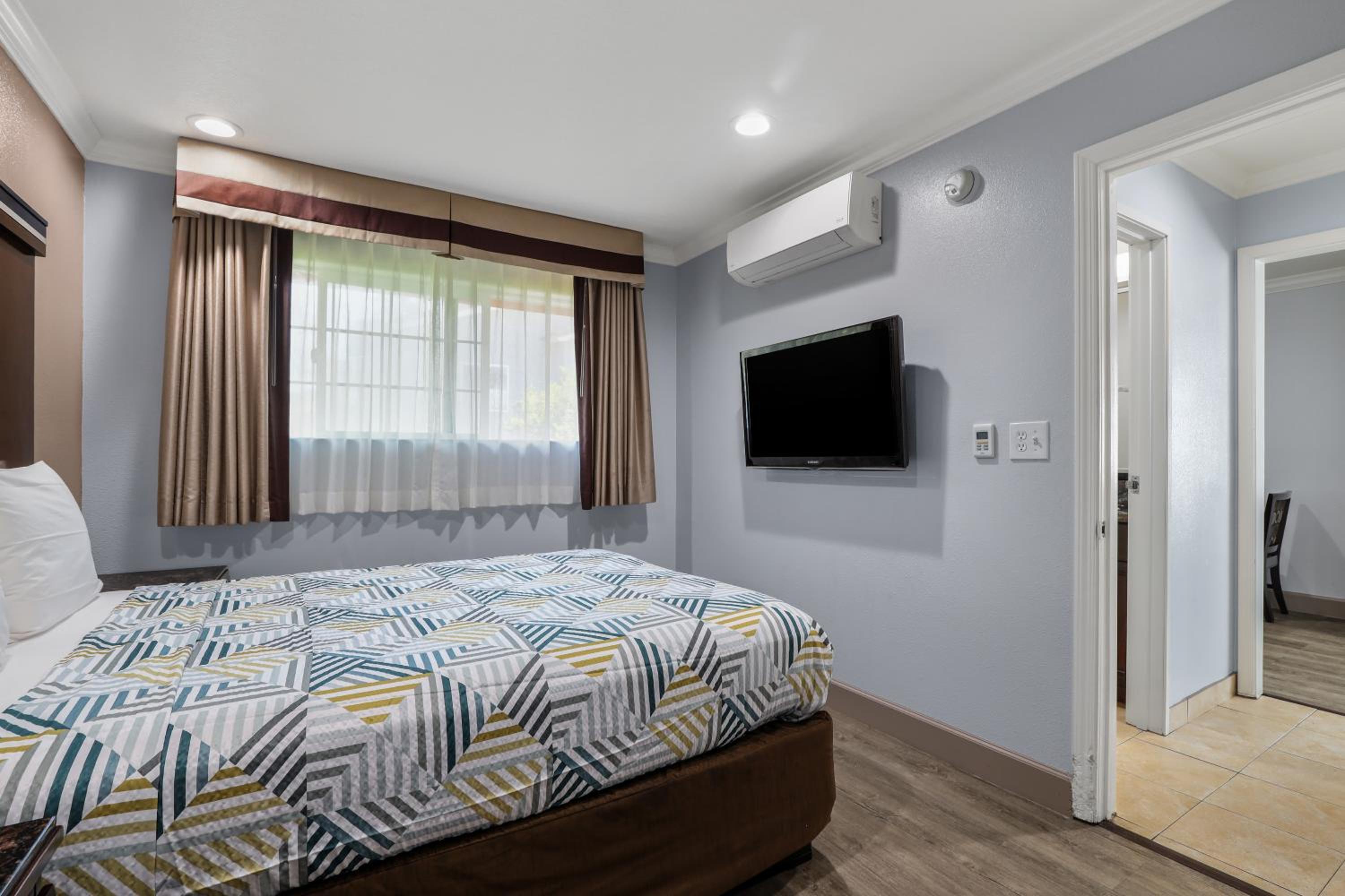 Deluxe Suite - Photo 2