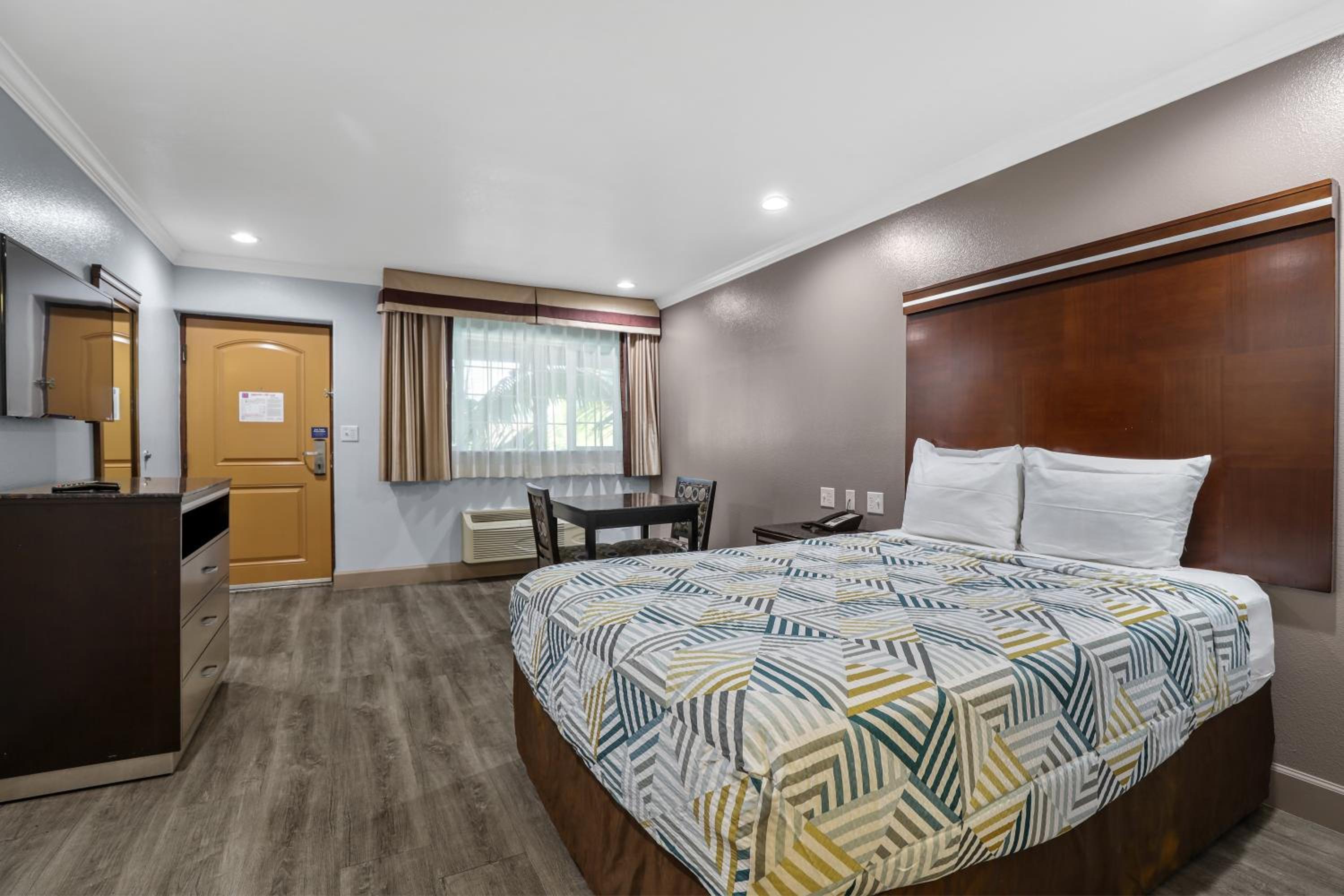 Deluxe Queen Room - Non-Smoking - Photo 6