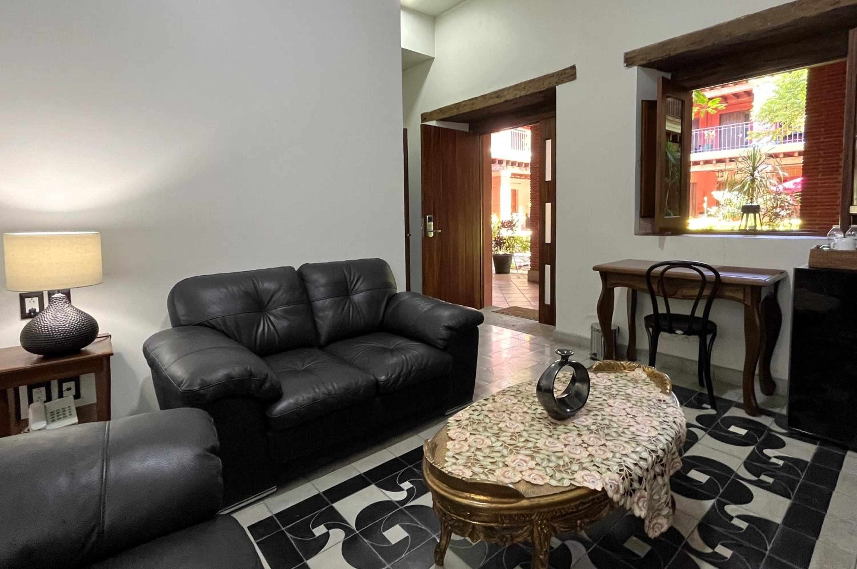 Executive Suite - Photo 2