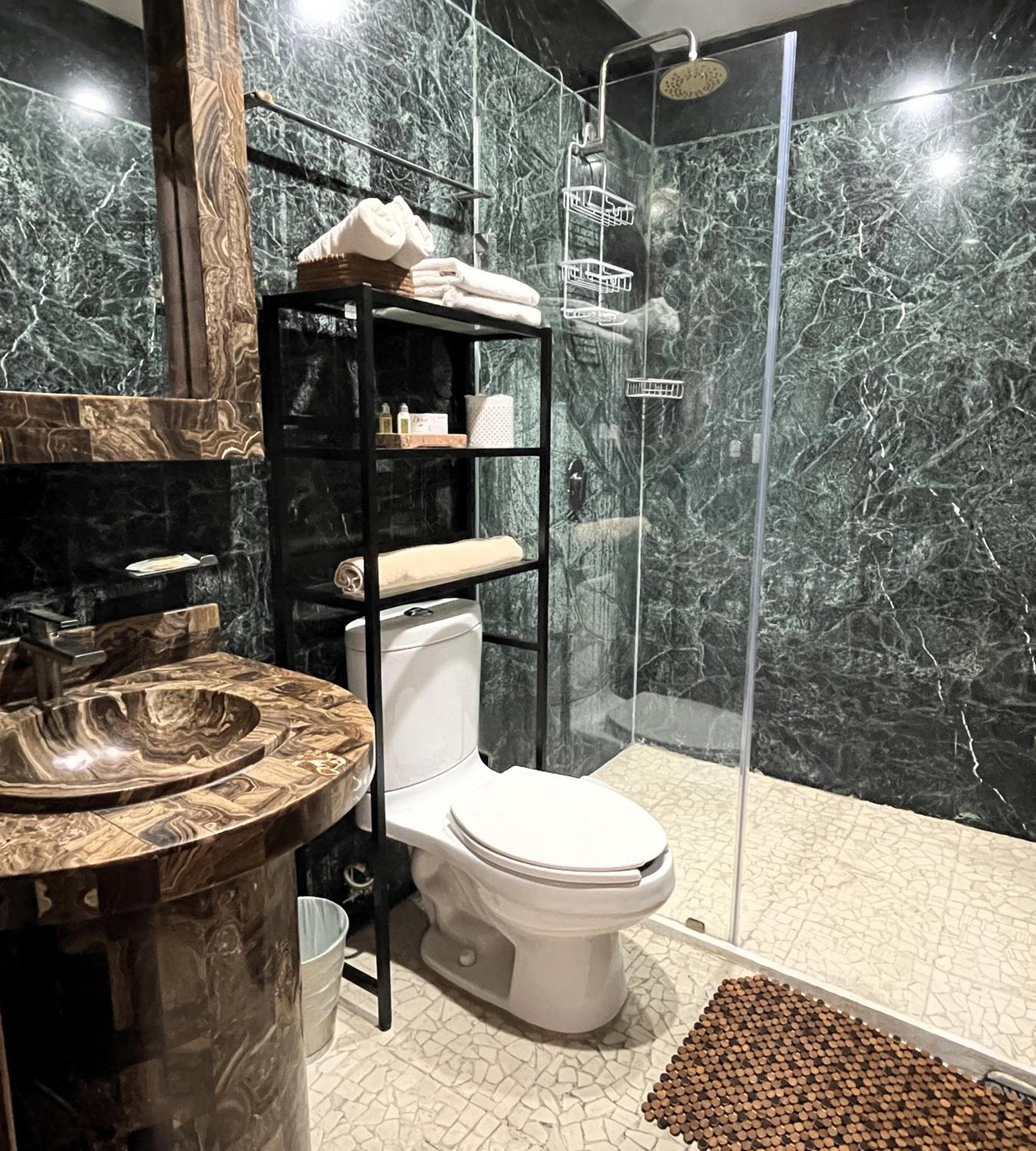 Executive Suite - Photo 4