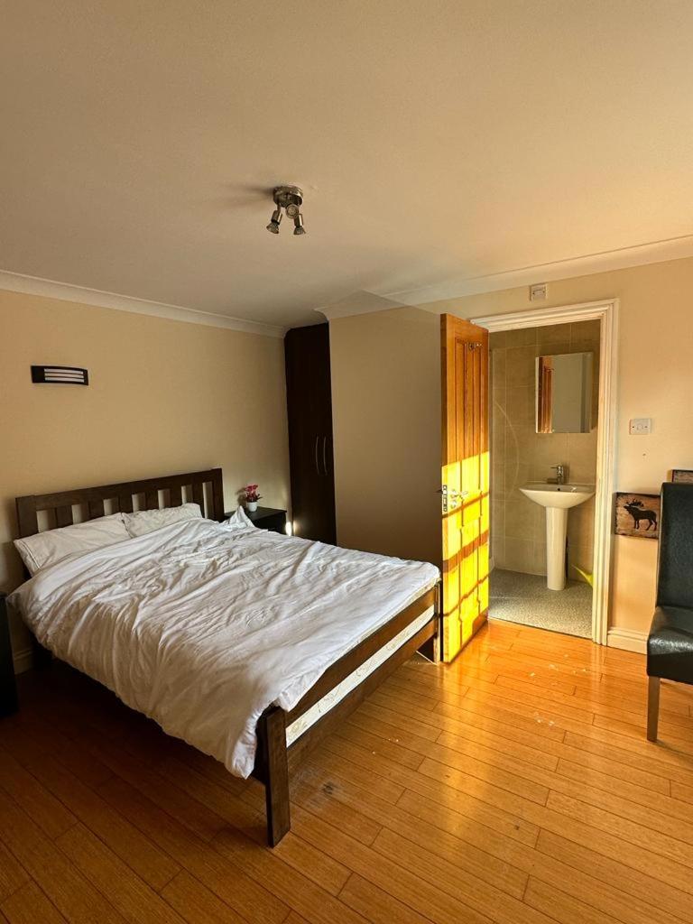 Double Room With Private Bathroom photo 3