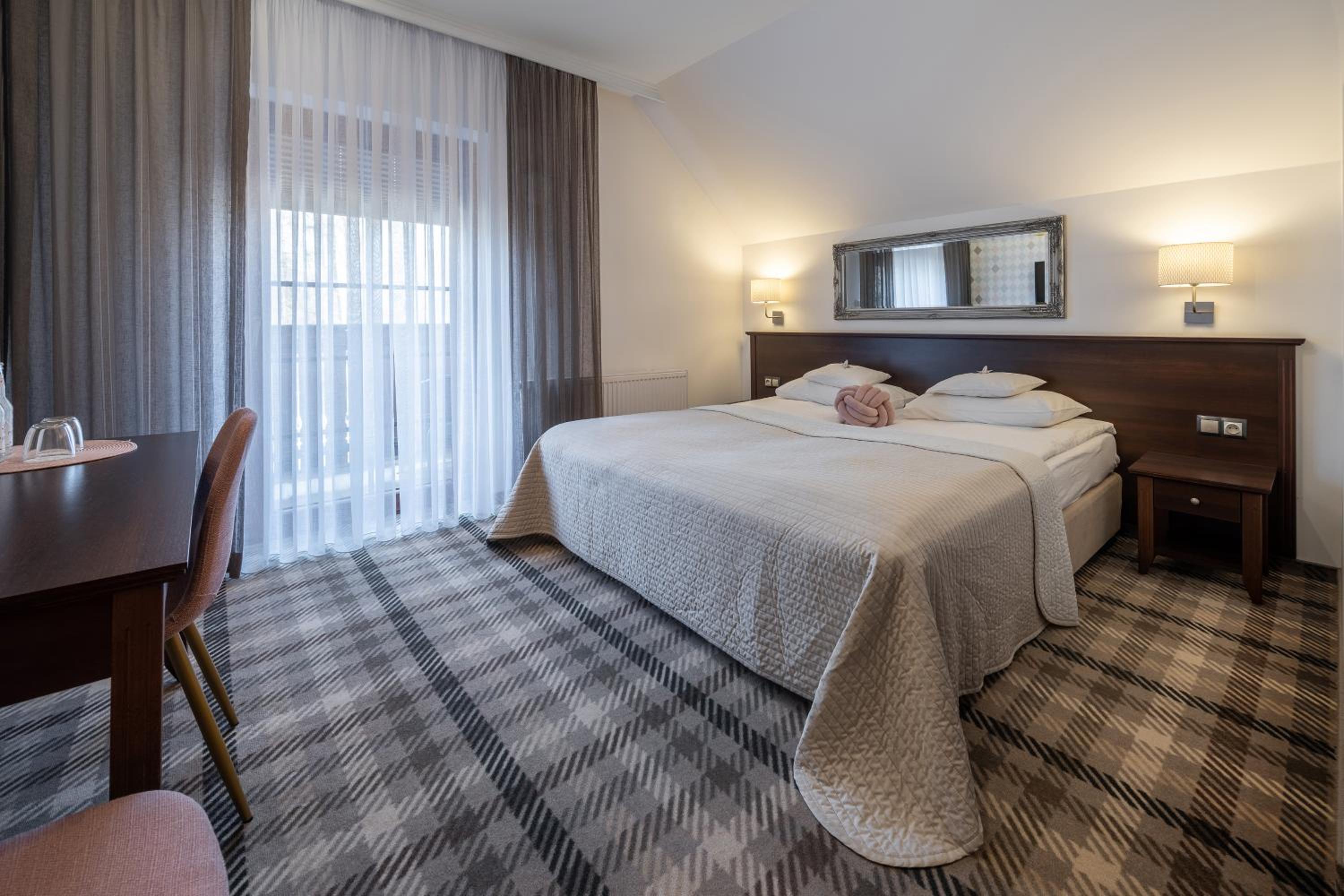 Double or Twin Room with Balcony - Photo 2