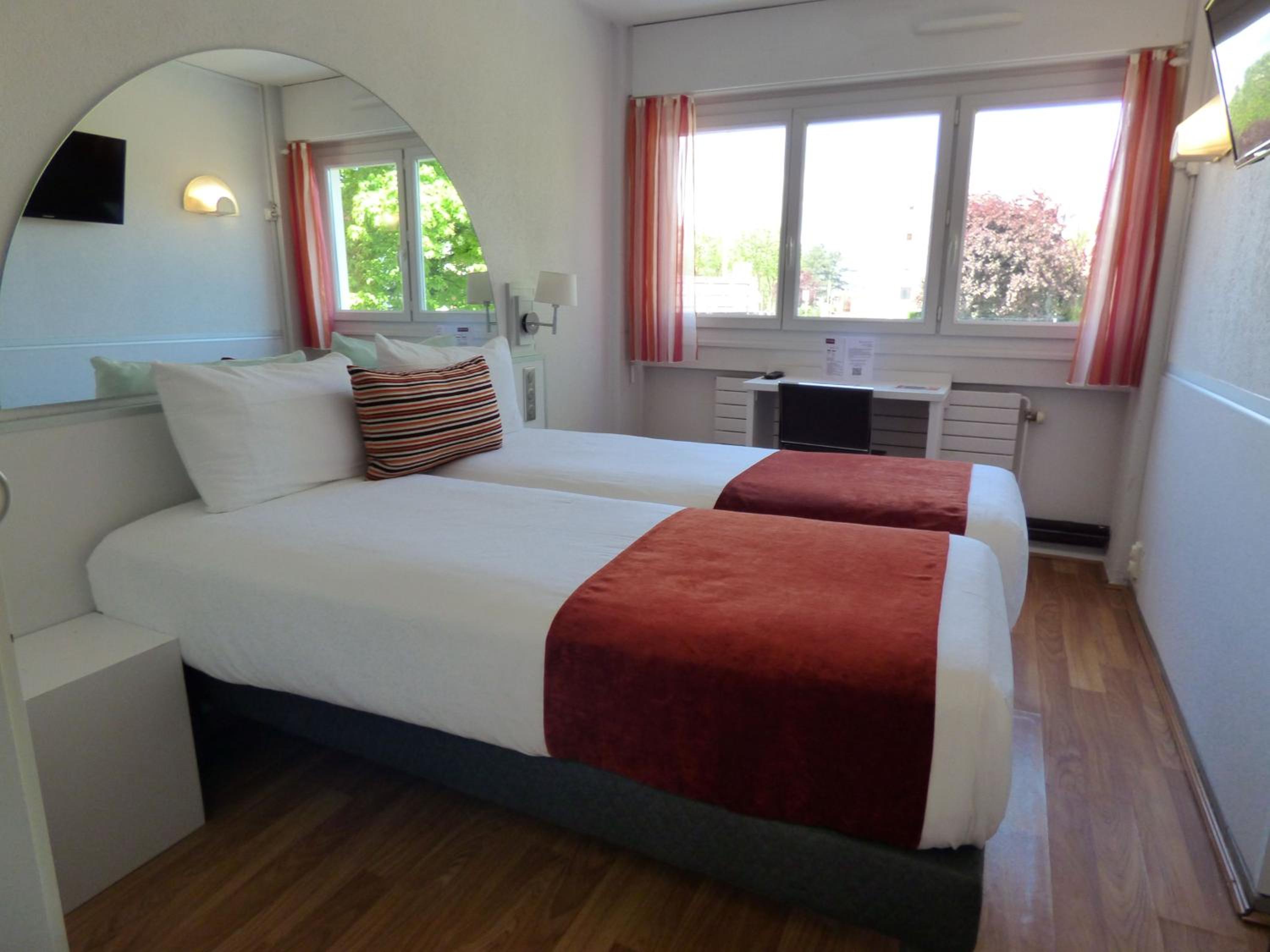 Twin Room - Photo 3