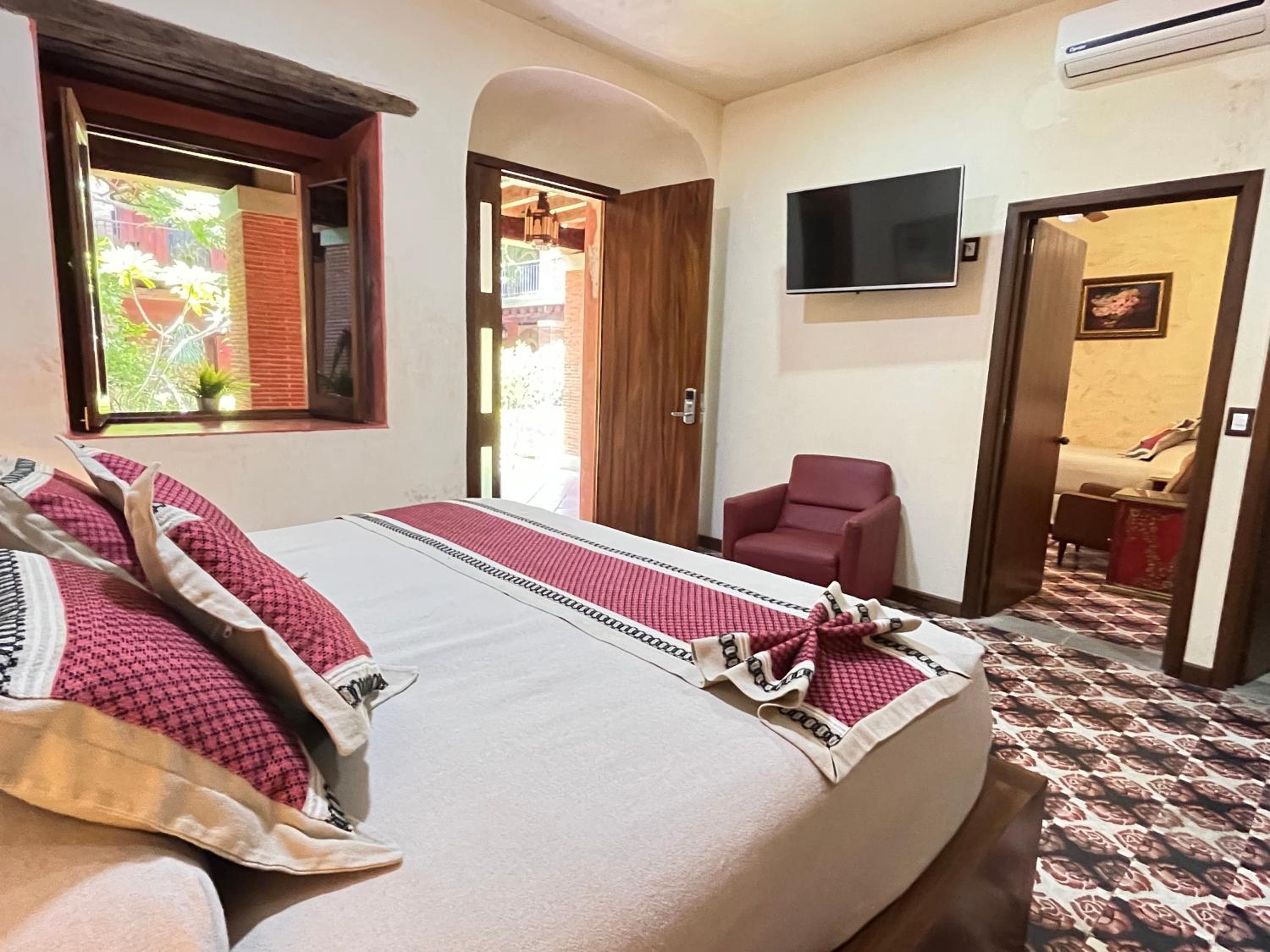 Superior King Suite - Photo 2