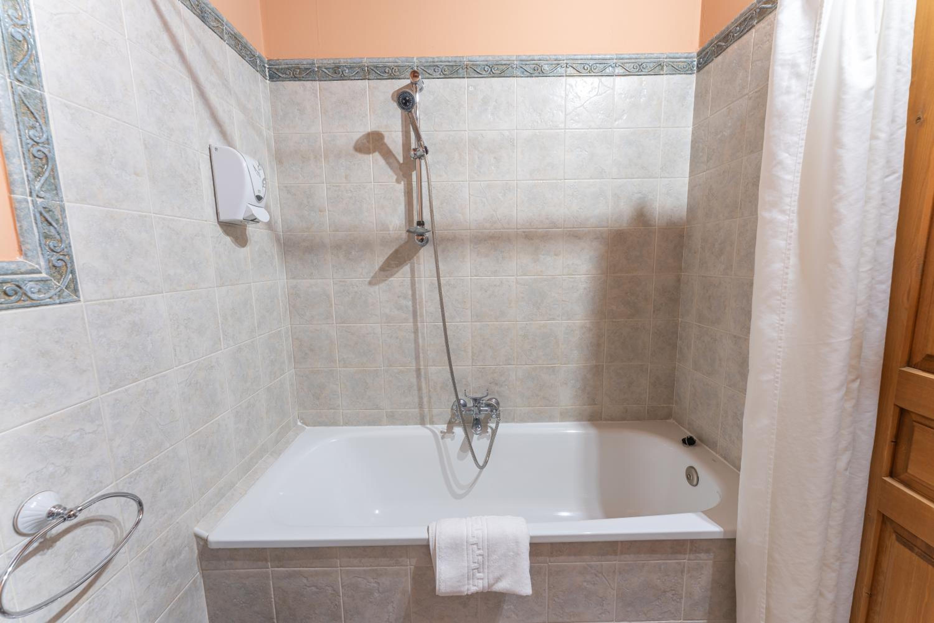 Basic Triple Room photo 2