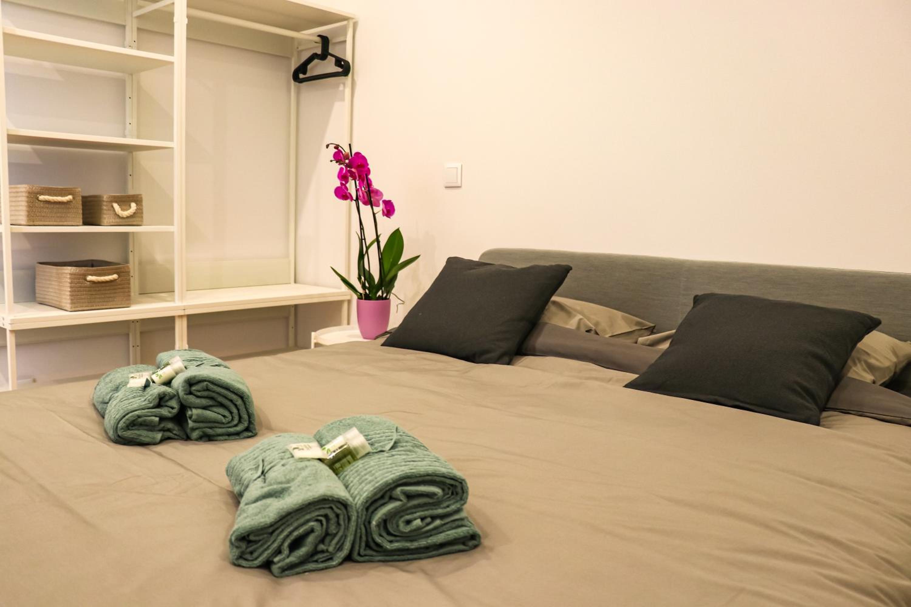 One-Bedroom Apartment photo 1