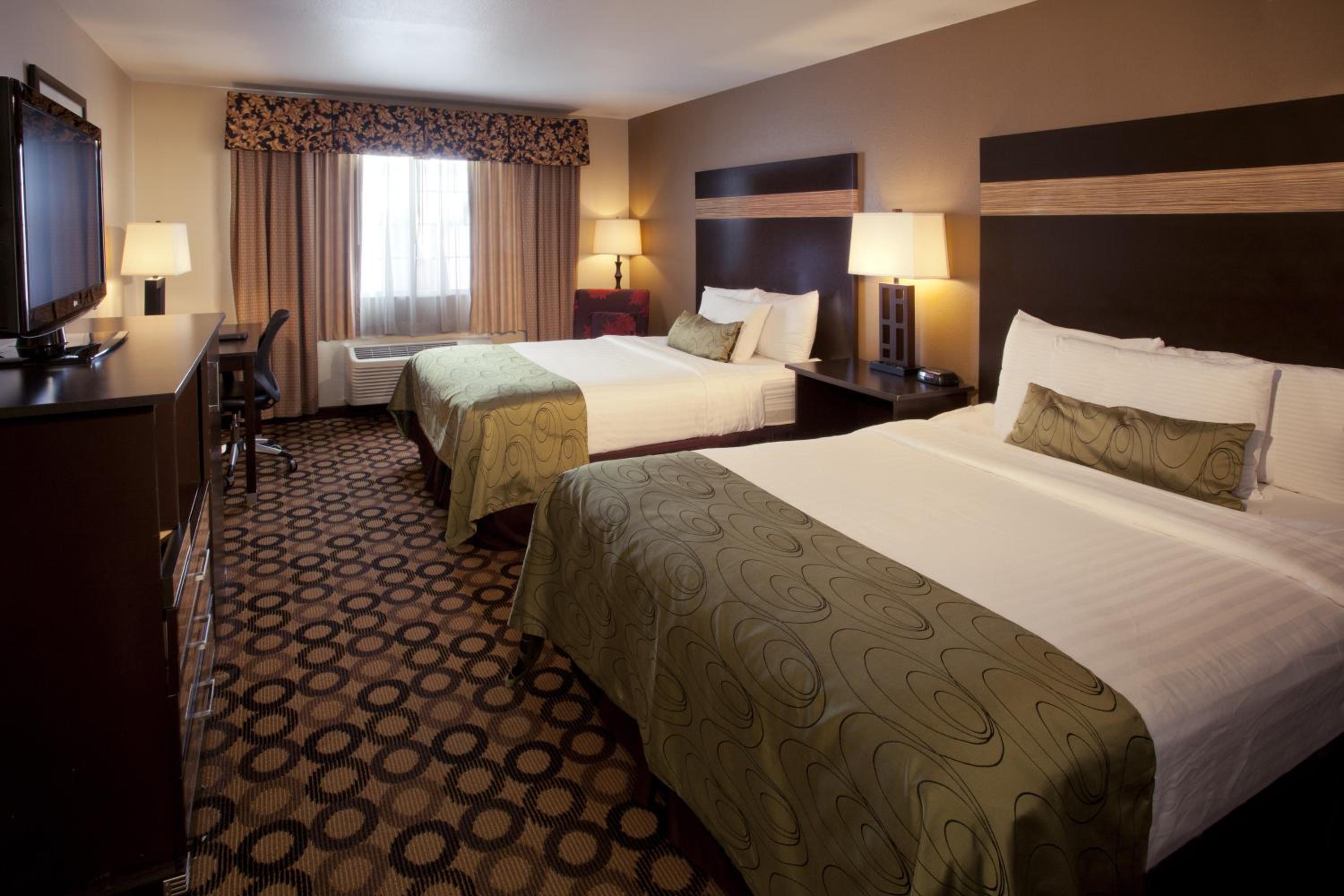 Queen Room With Two Queen Beds - Photo 2