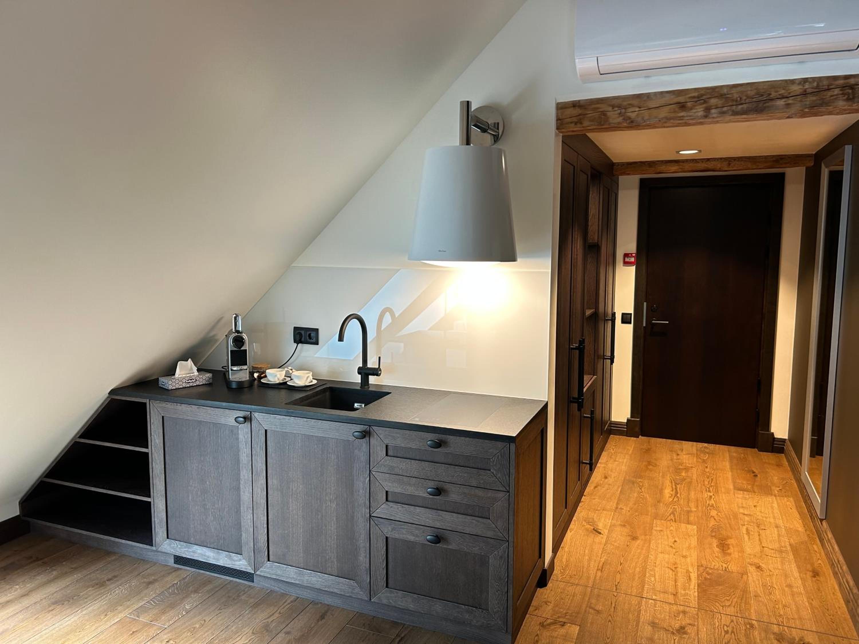 Deluxe King Suite photo 3