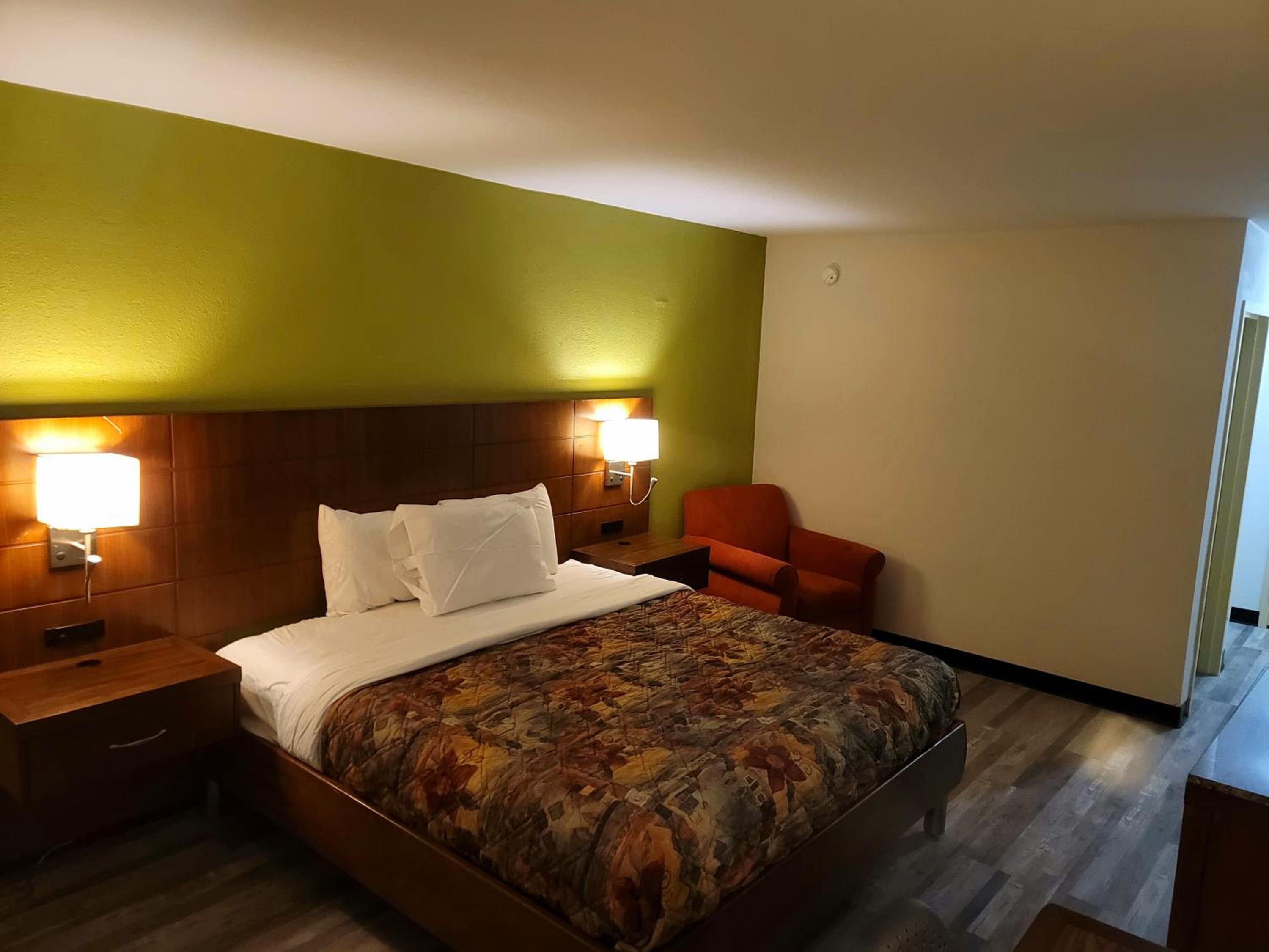 King Bed Accessible Non-Smoking - Photo 10