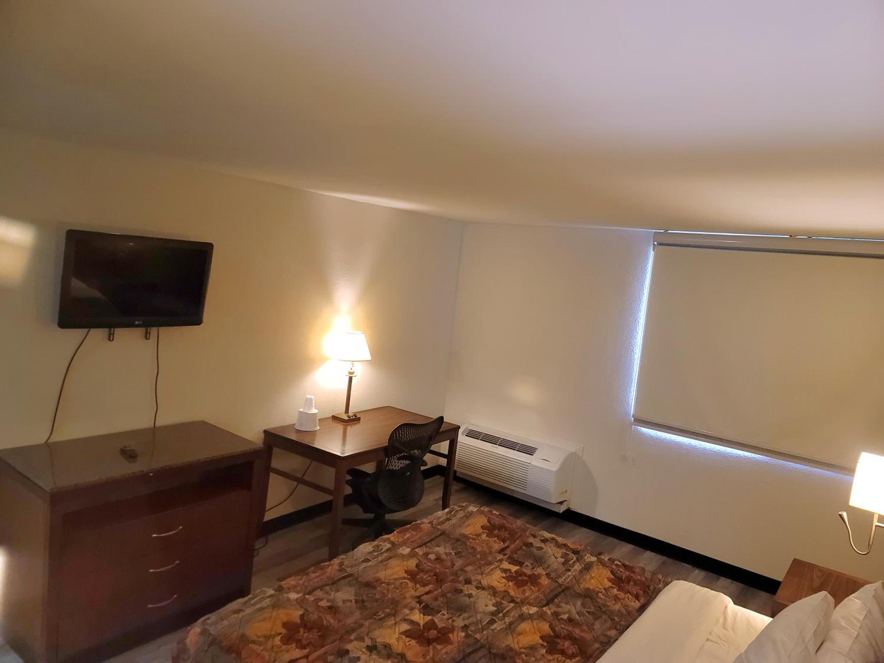 King Bed Accessible Non-Smoking - Photo 11