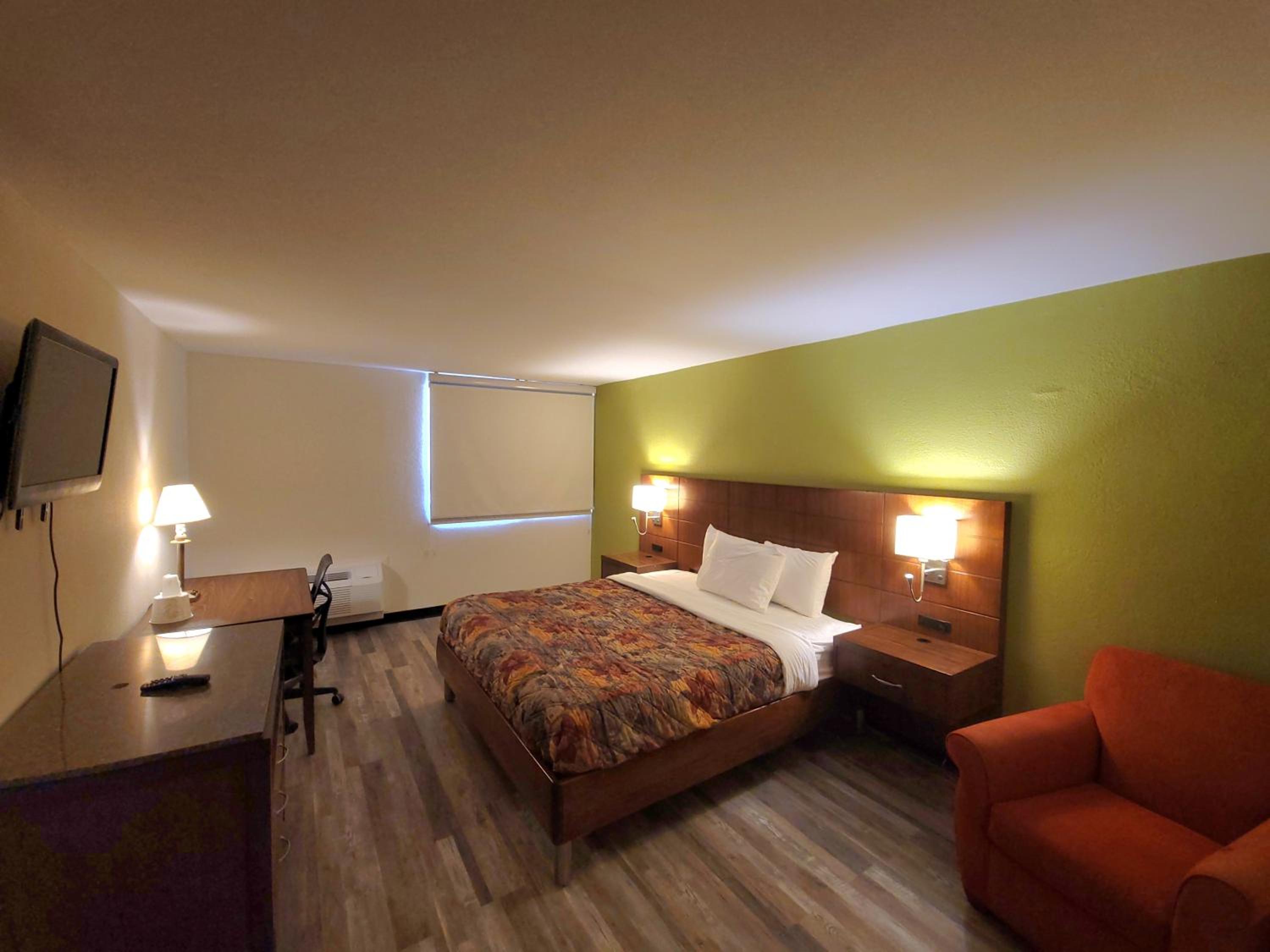 King Bed Accessible Non-Smoking - Photo 2