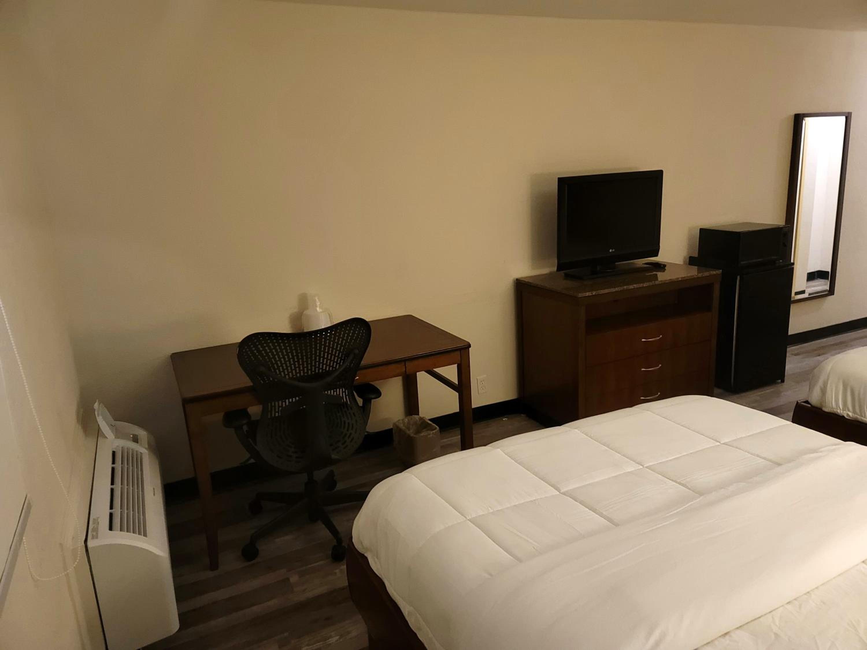 2 Queen Beds Non-Smoking - Photo 4