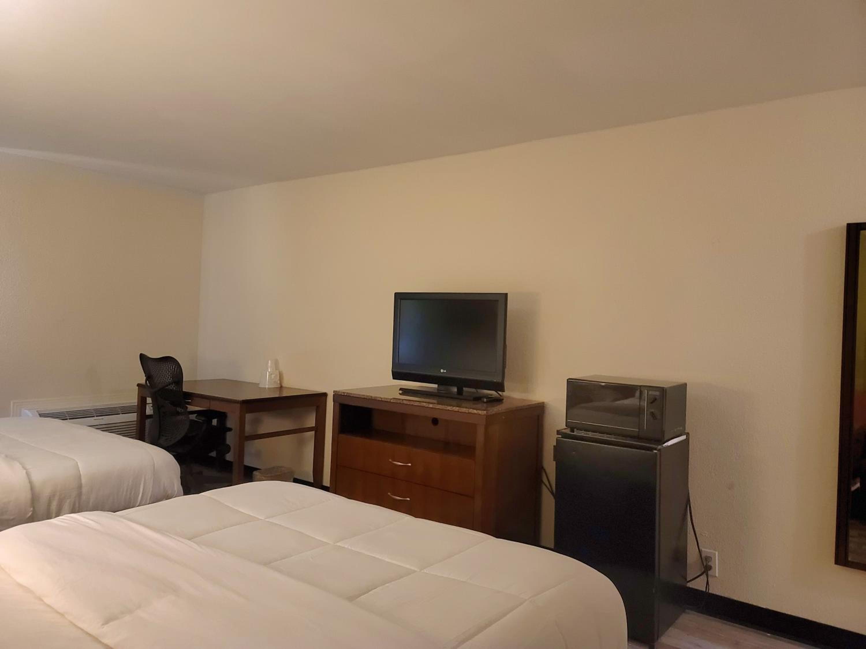 2 Queen Beds Non-Smoking - Photo 5