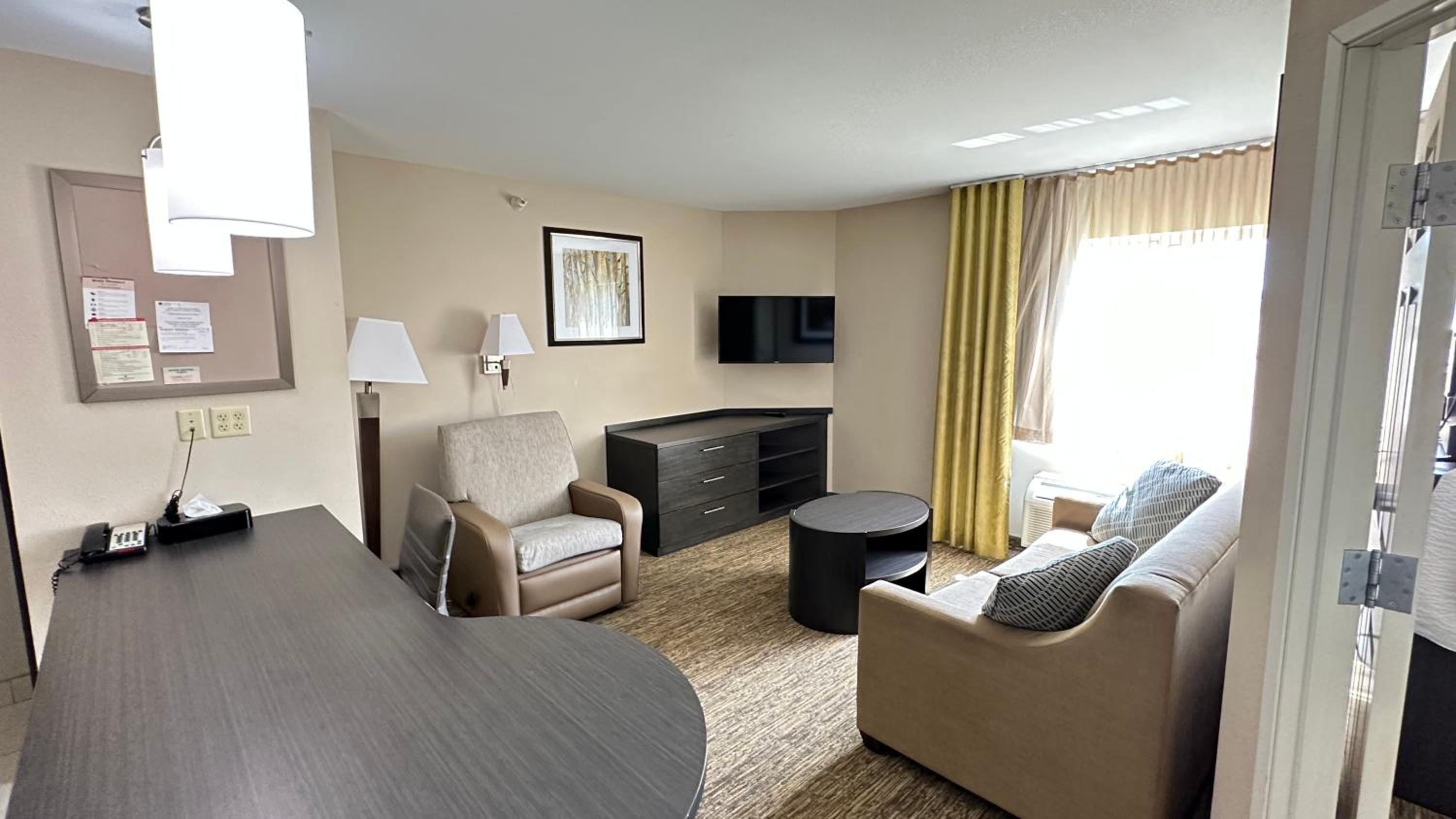 One-Bedroom Queen Suite photo 3