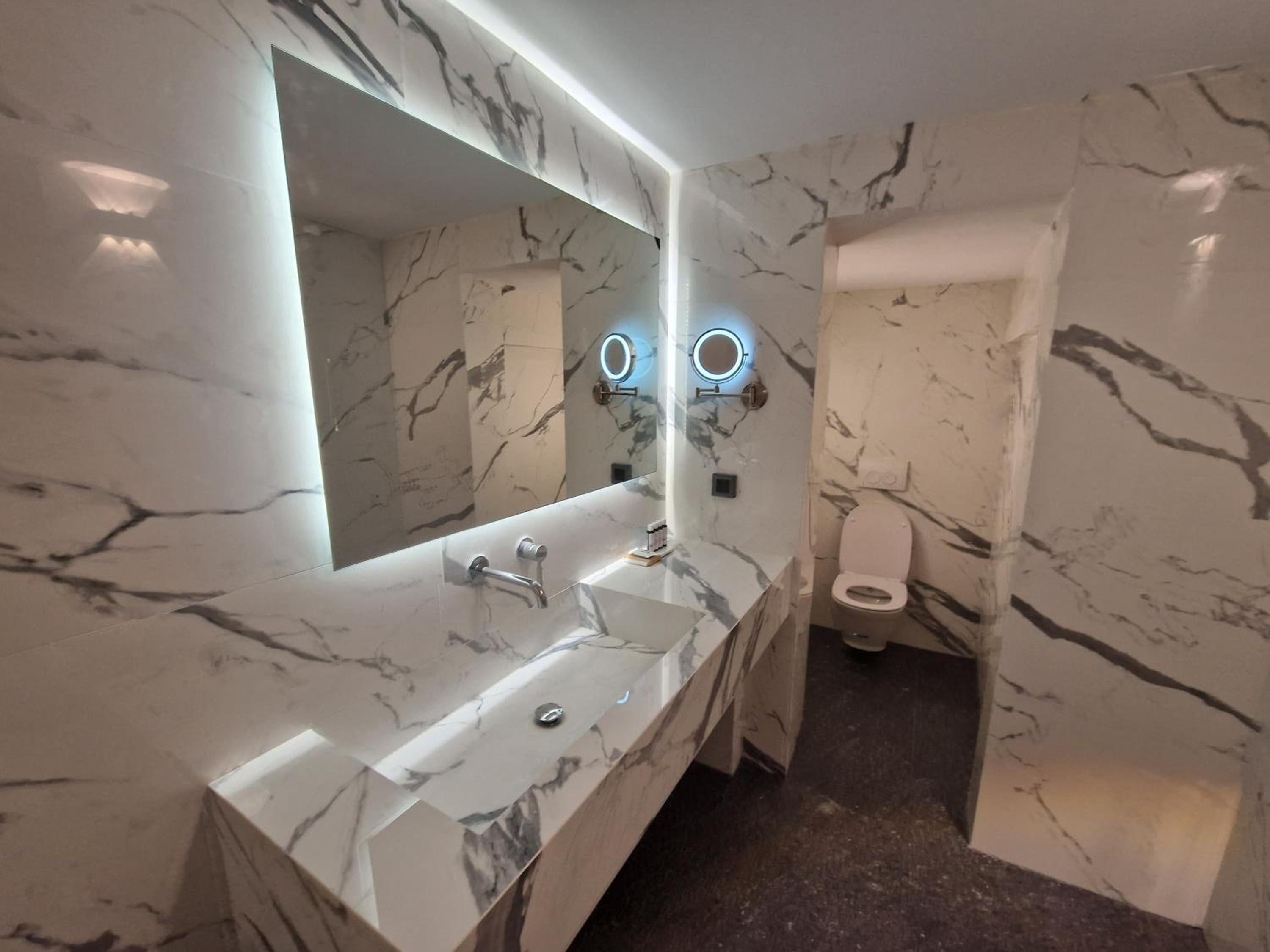 King Suite with Spa Bath photo 2