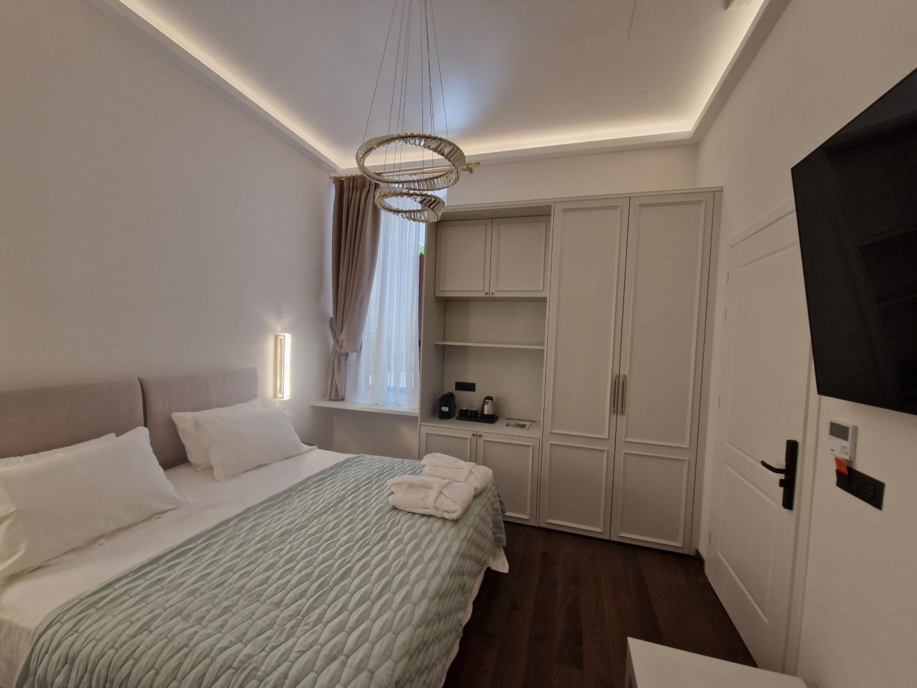 King Suite with Spa Bath photo 3