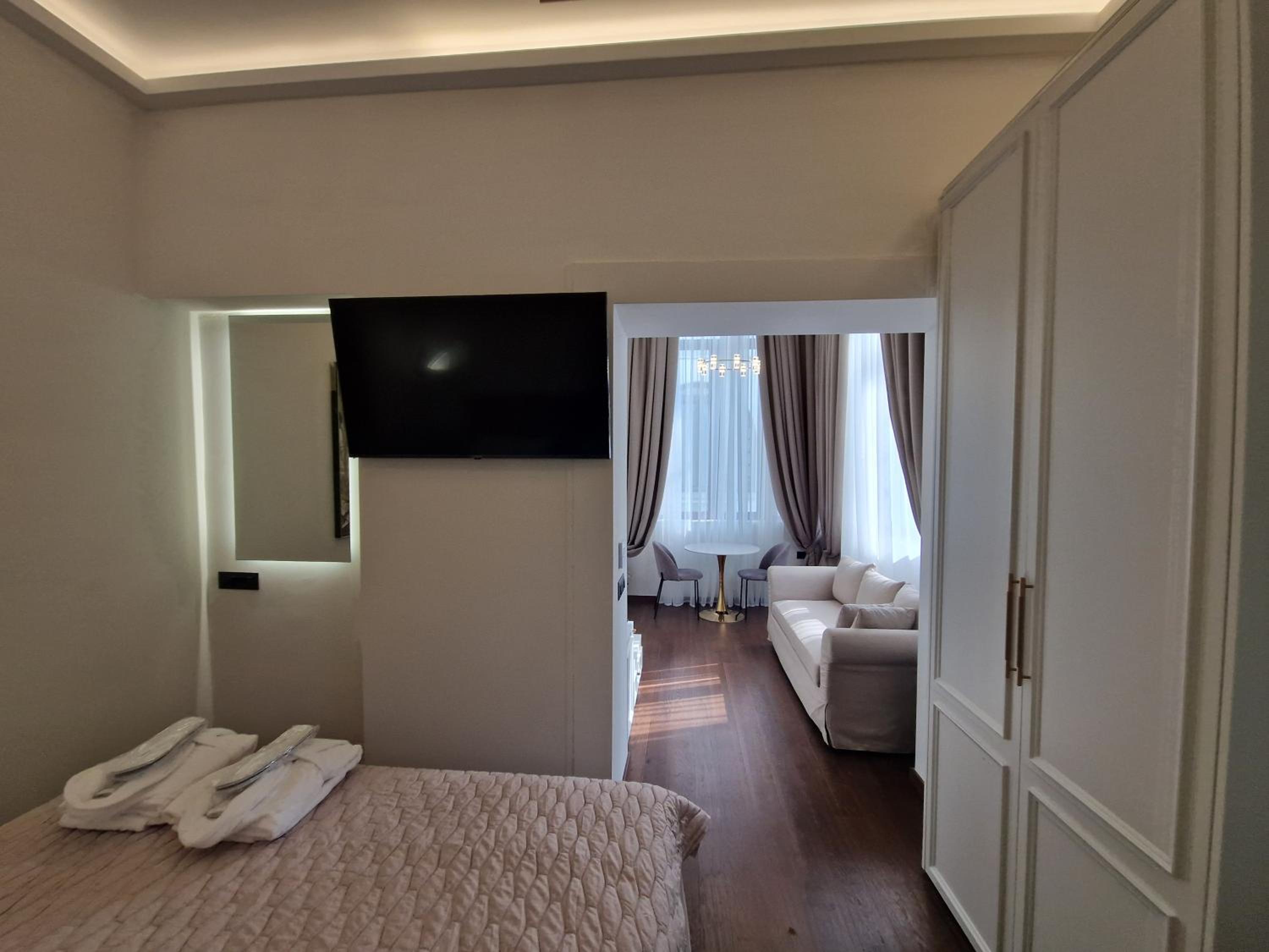 Deluxe Suite with Spa Bath photo 2