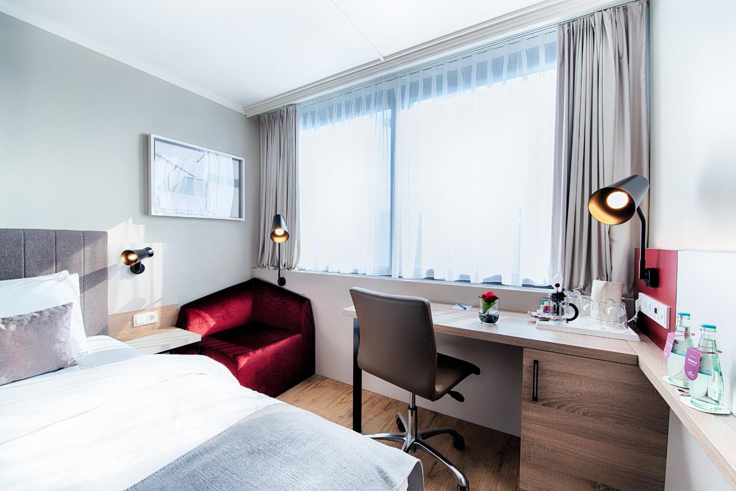 Standard Queen Room - Photo 7