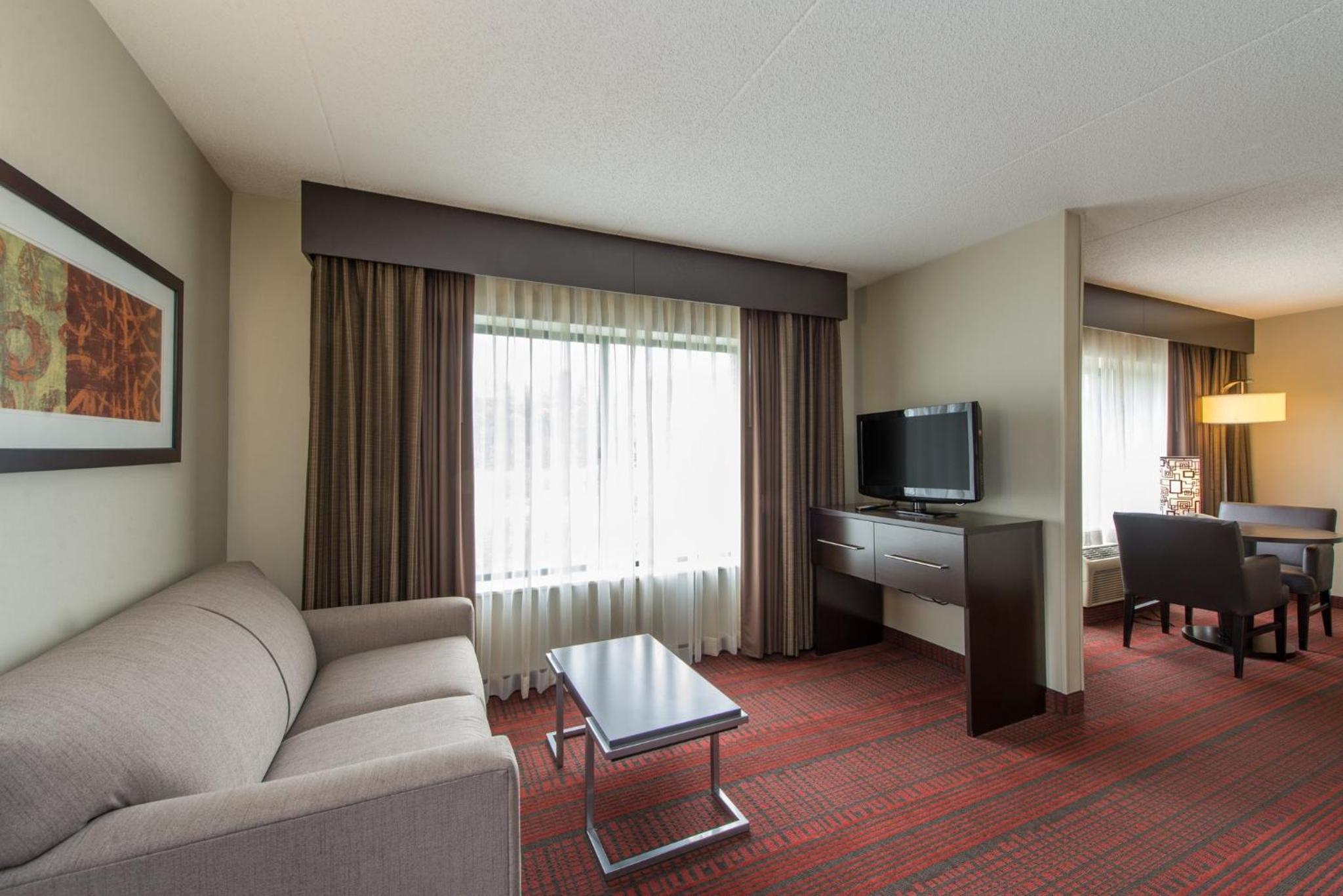 One-Bedroom Suite - Photo 2